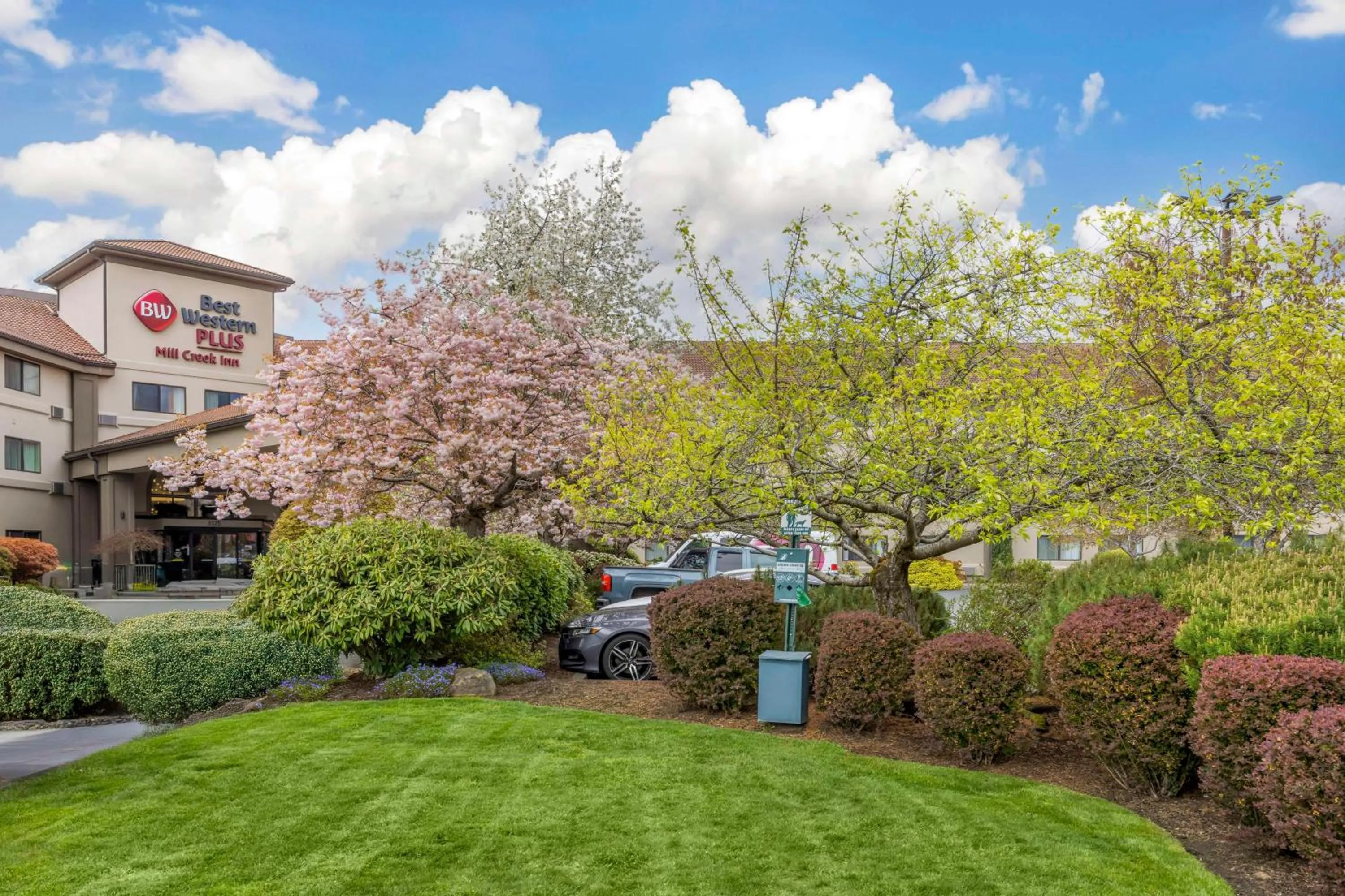 Property building in Best Western Plus Mill Creek Inn