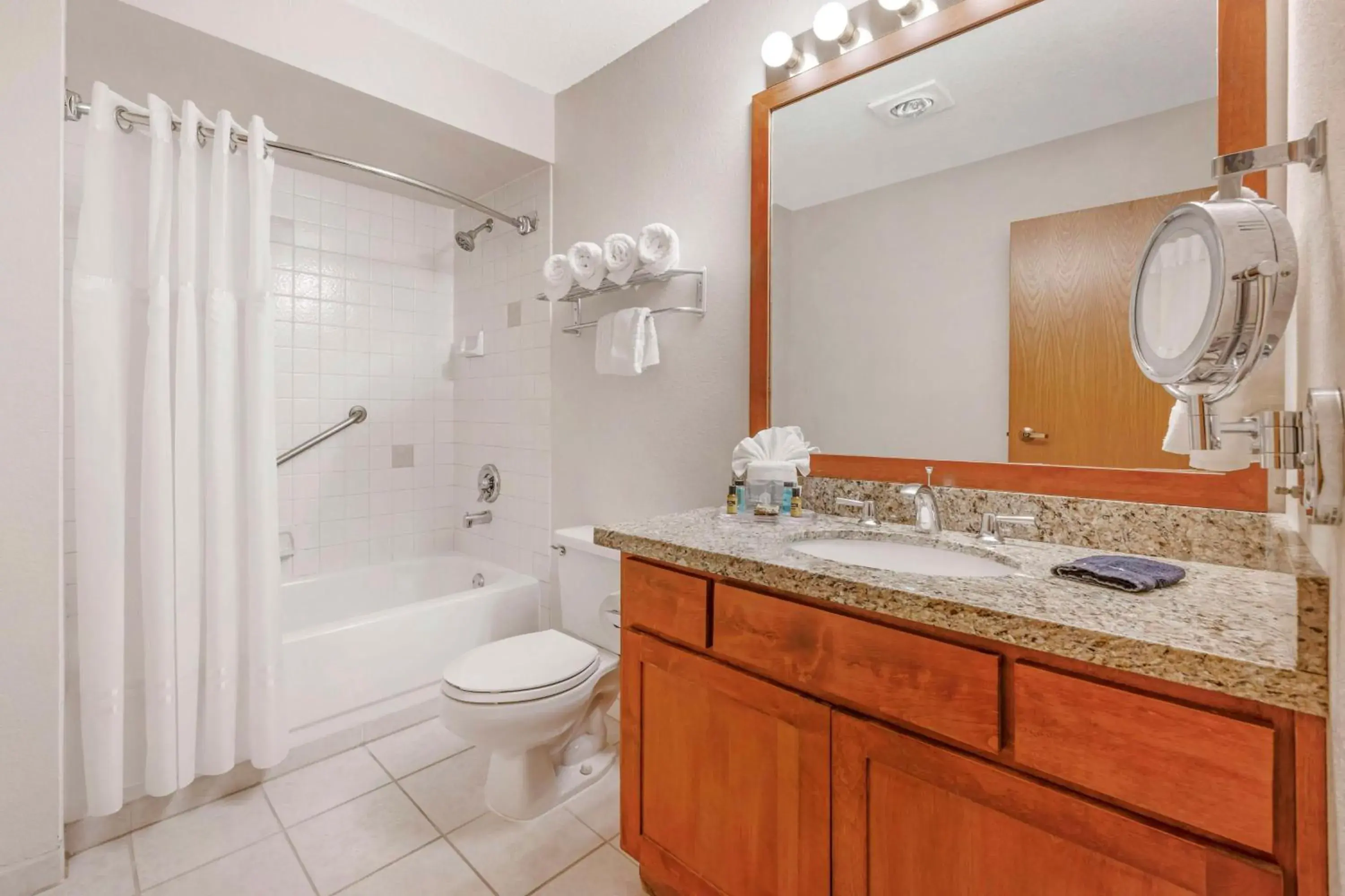 Bathroom in Best Western Plus Mill Creek Inn Bathroom in Best Western Plus Mill Creek Inn