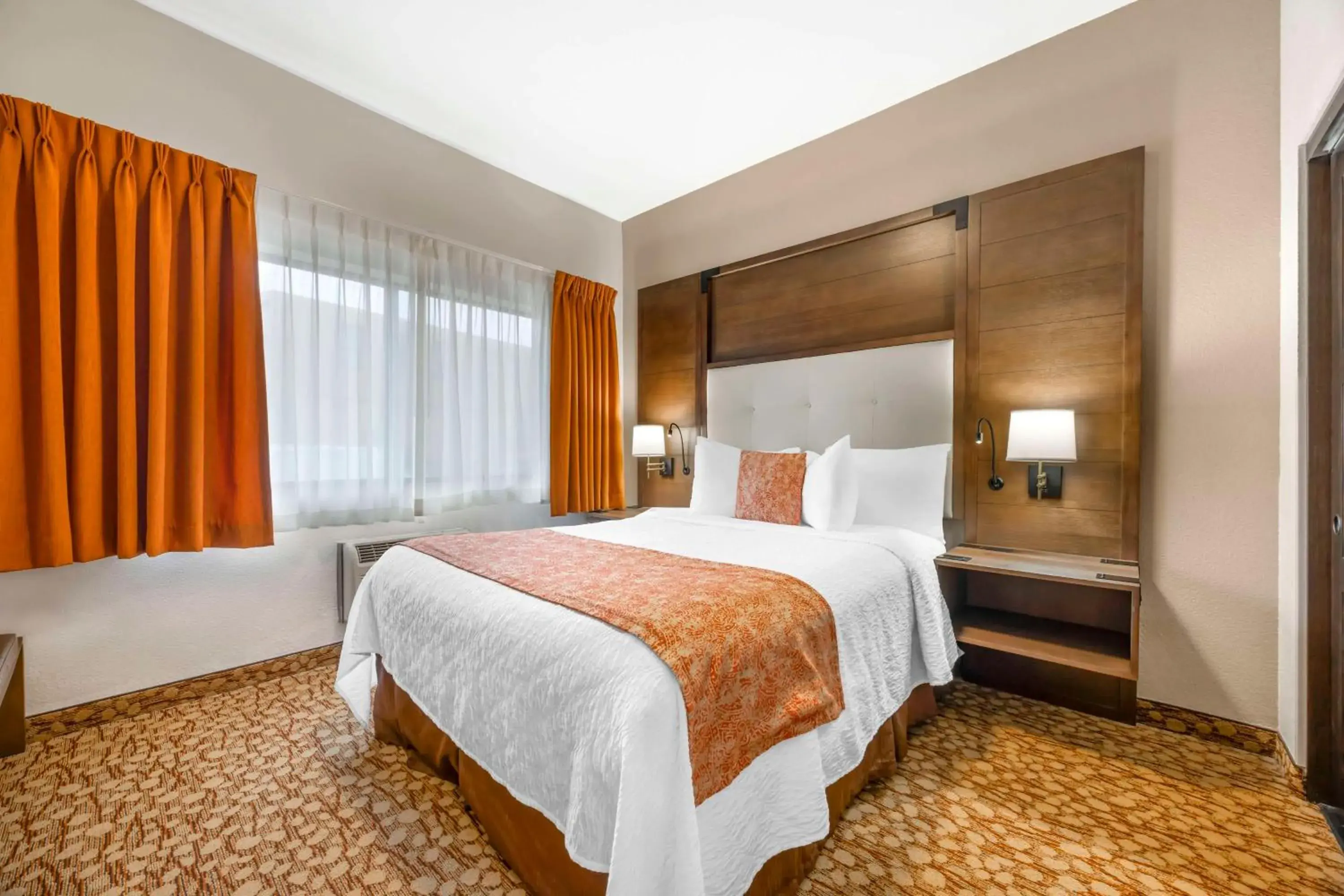 Photo of the whole room, Bed in Best Western Plus Mill Creek Inn Photo of the whole room, Bed in Best Western Plus Mill Creek Inn