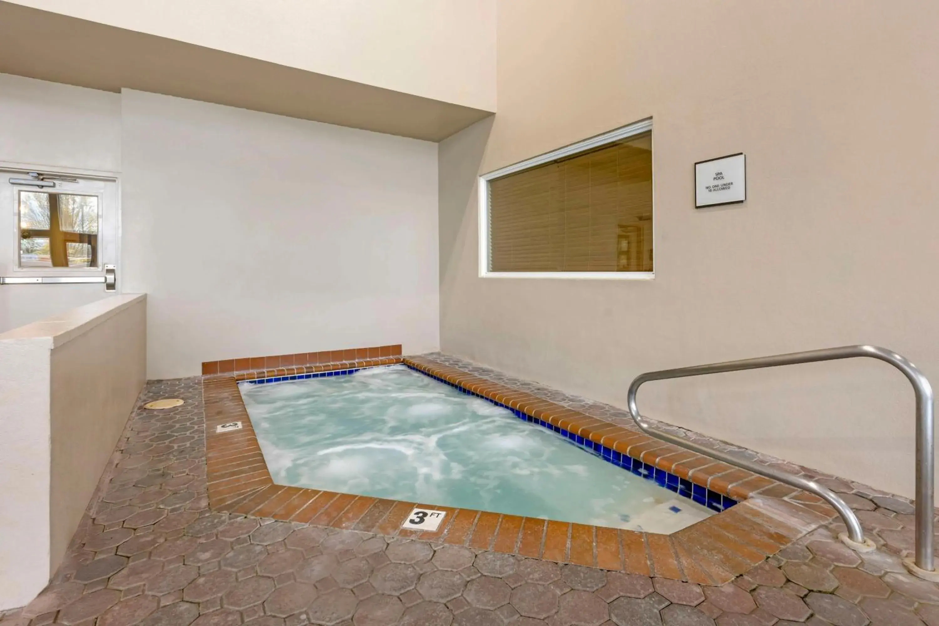 Pool view in Best Western Plus Mill Creek Inn Pool view in Best Western Plus Mill Creek Inn