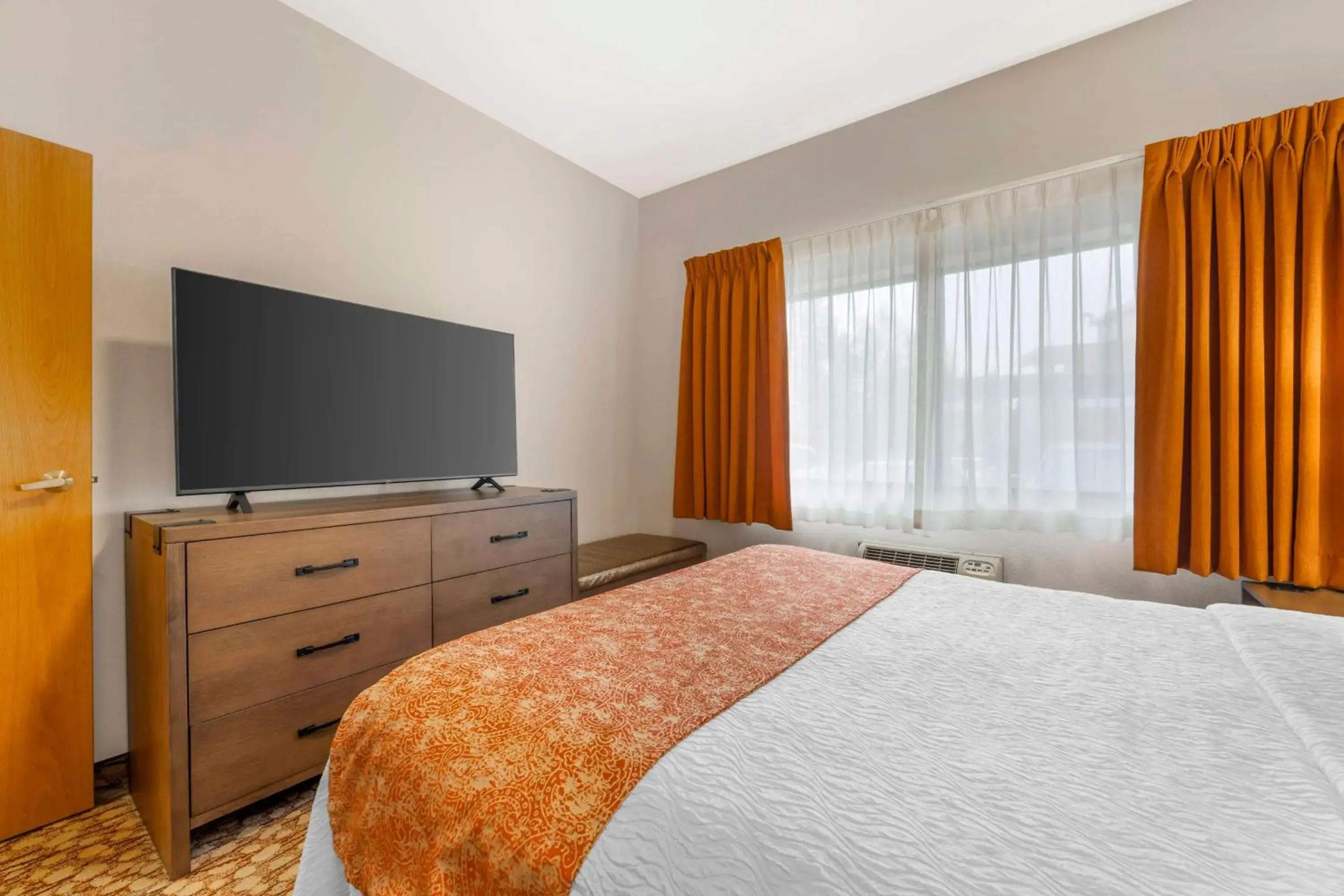 Photo of the whole room, Bed in Best Western Plus Mill Creek Inn Photo of the whole room, Bed in Best Western Plus Mill Creek Inn