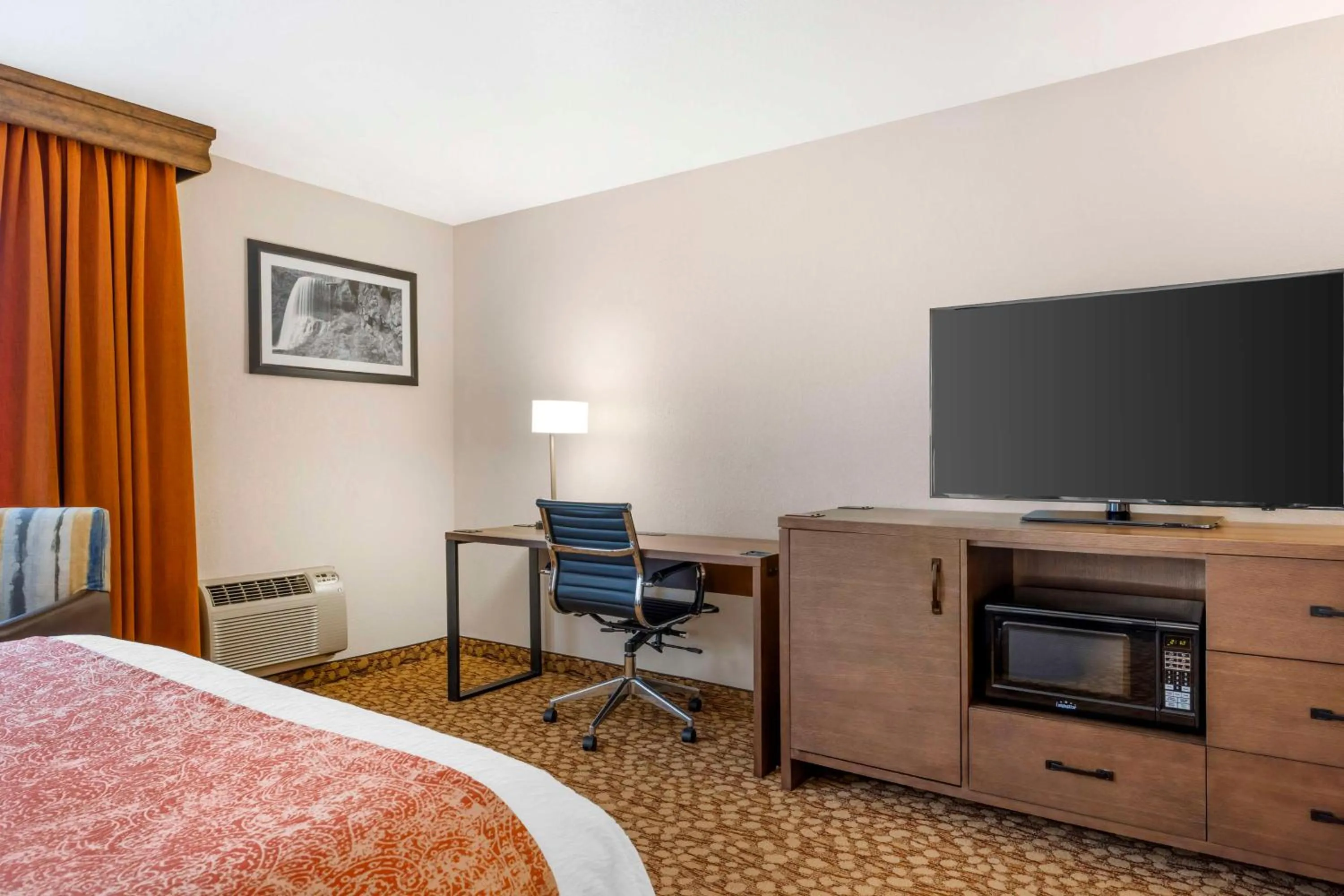 Bedroom, Bed in Best Western Plus Mill Creek Inn