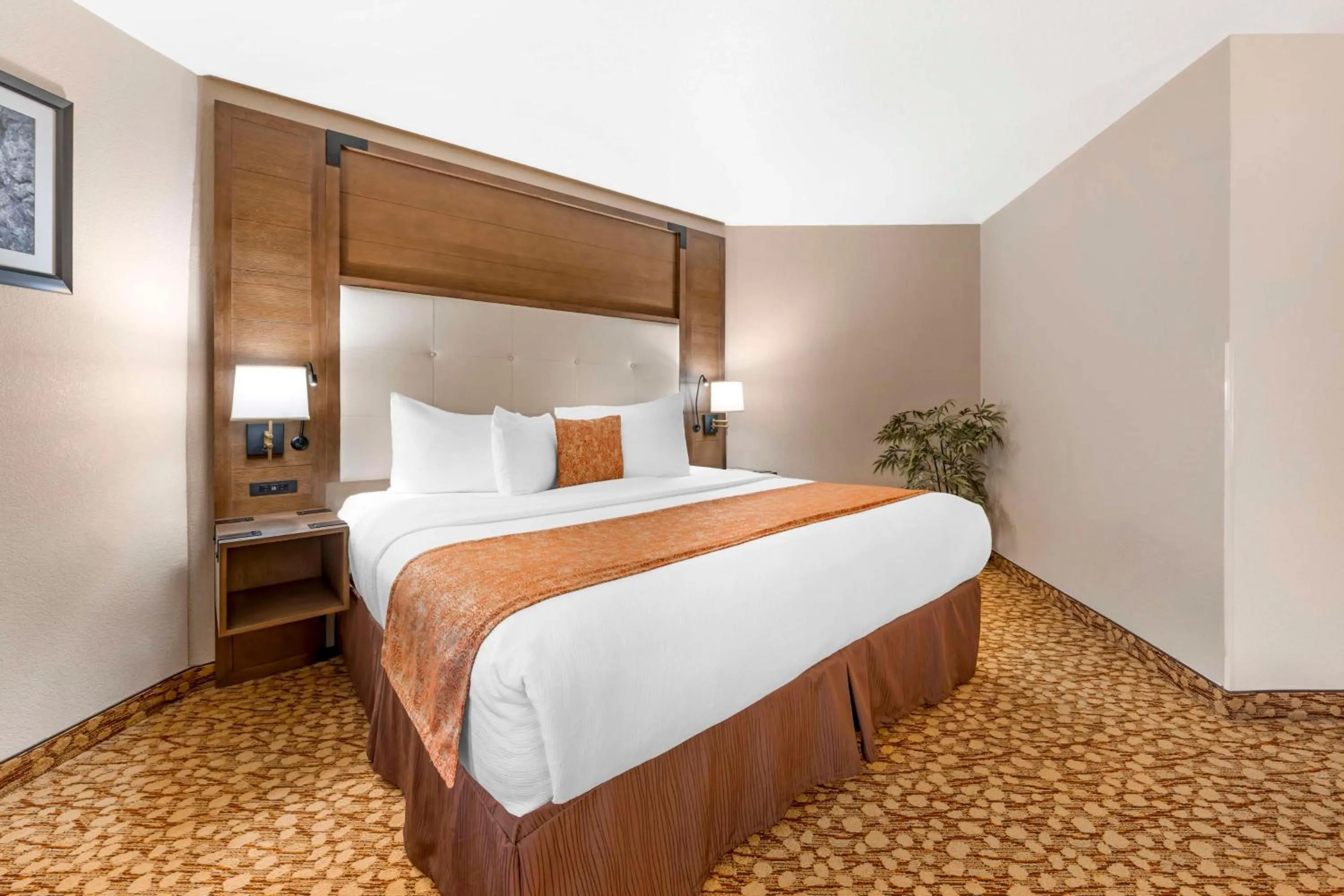 Photo of the whole room, Bed in Best Western Plus Mill Creek Inn