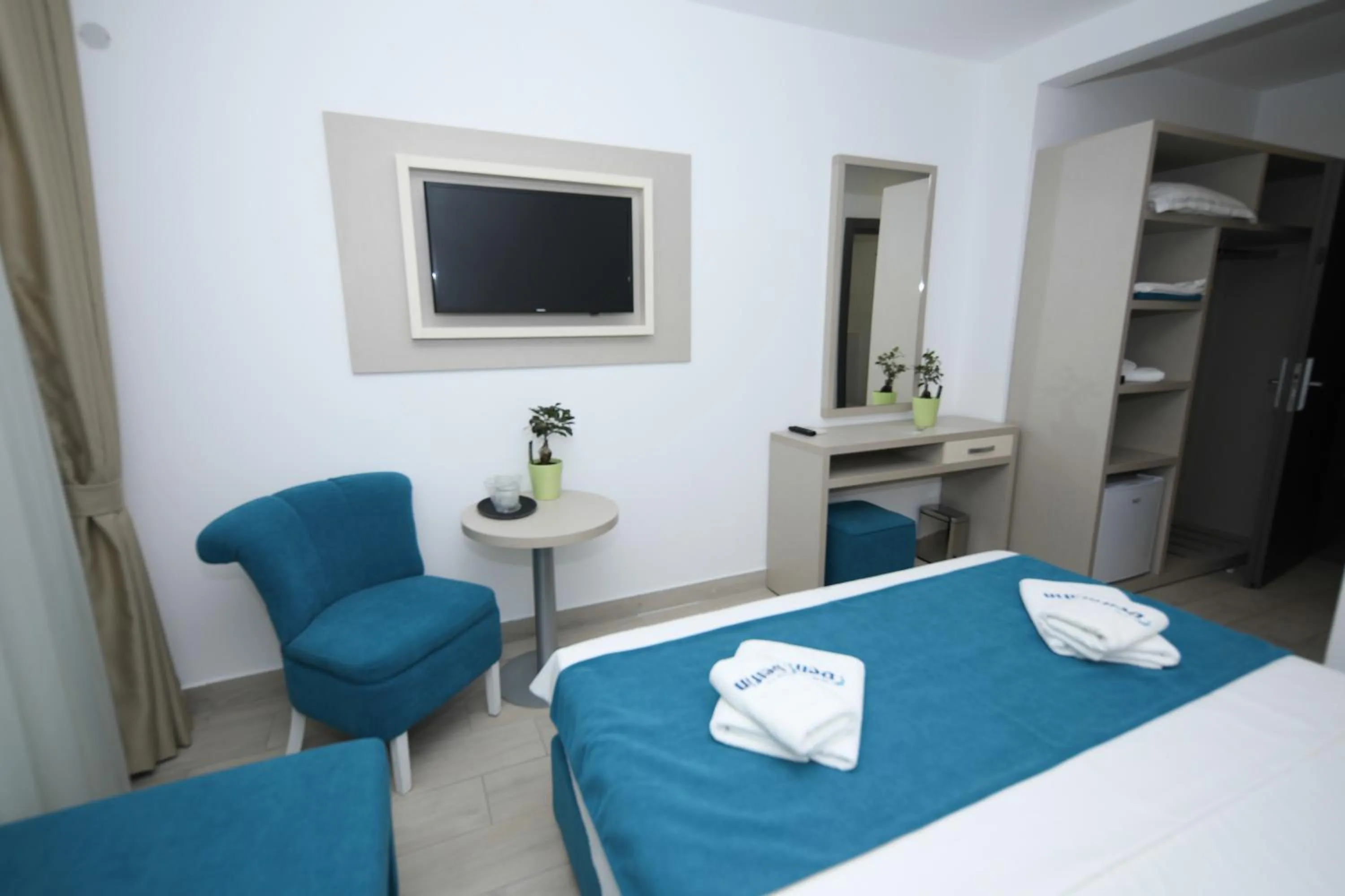 Bedroom, Bed in Hotel Delfin