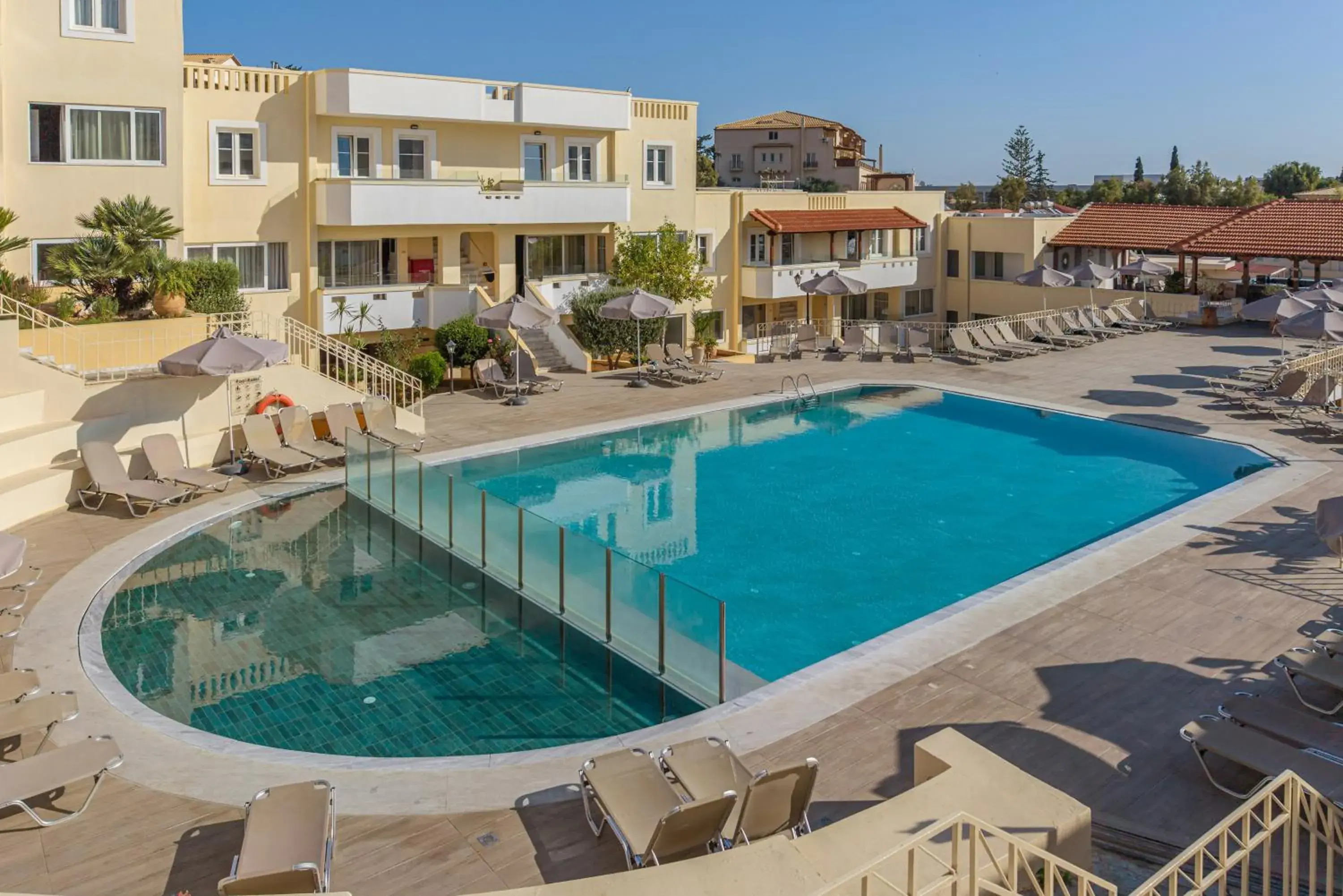 Swimming pool in Alexander House Hotel Swimming pool in Alexander House Hotel