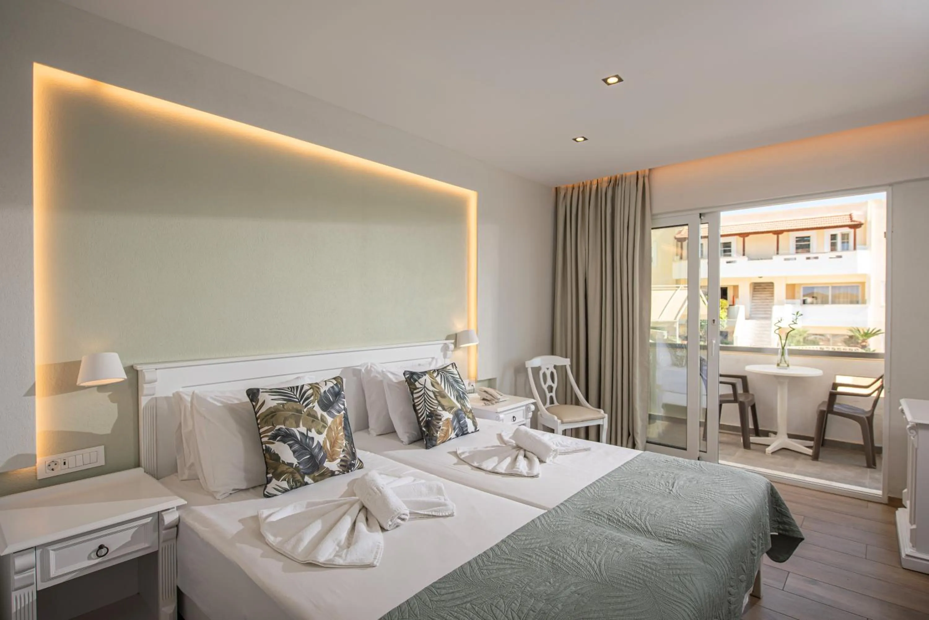 Photo of the whole room, Bed in Alexander House Hotel