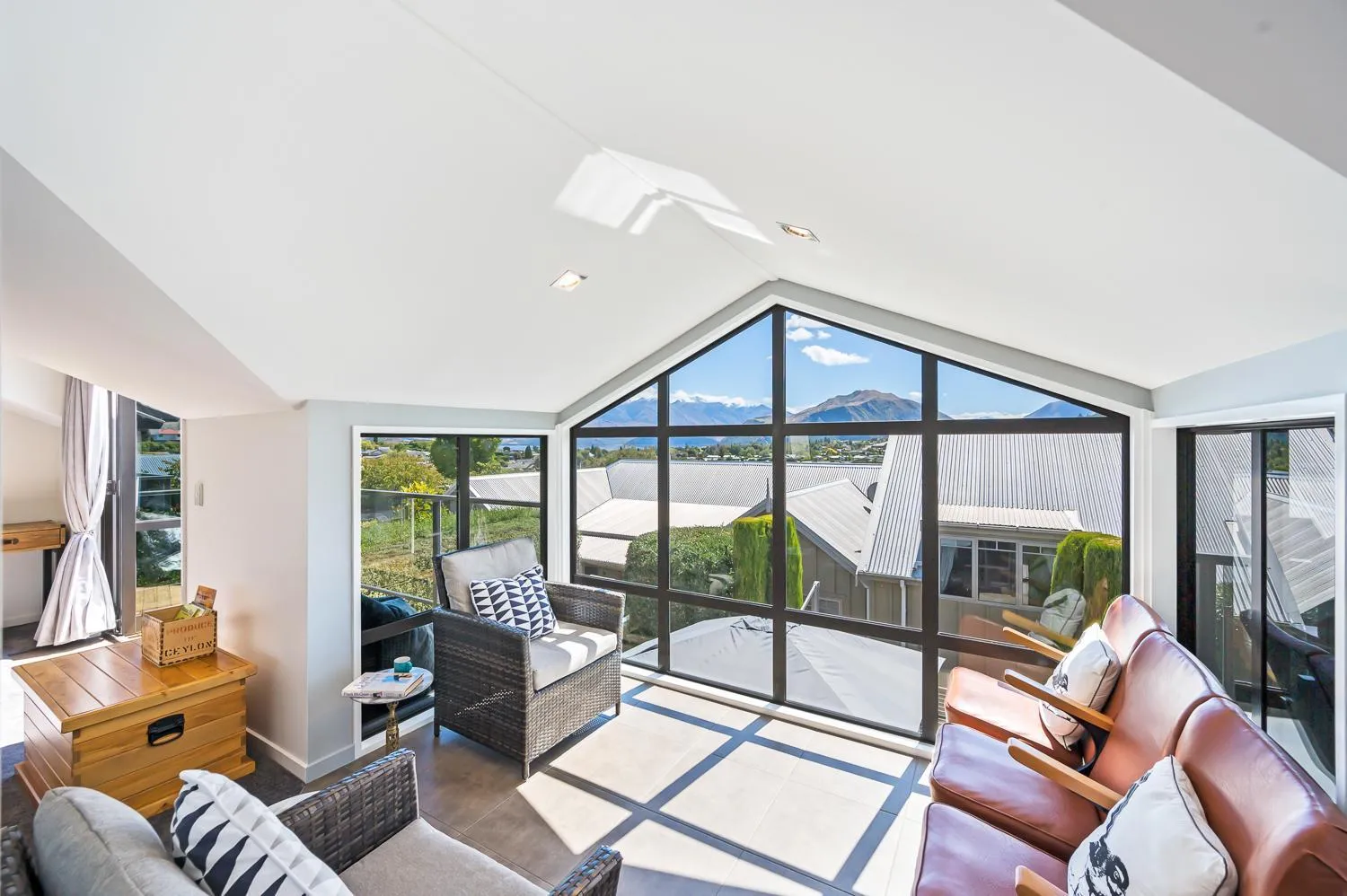IRONSIDE LAKEVIEW TOWNHOUSE