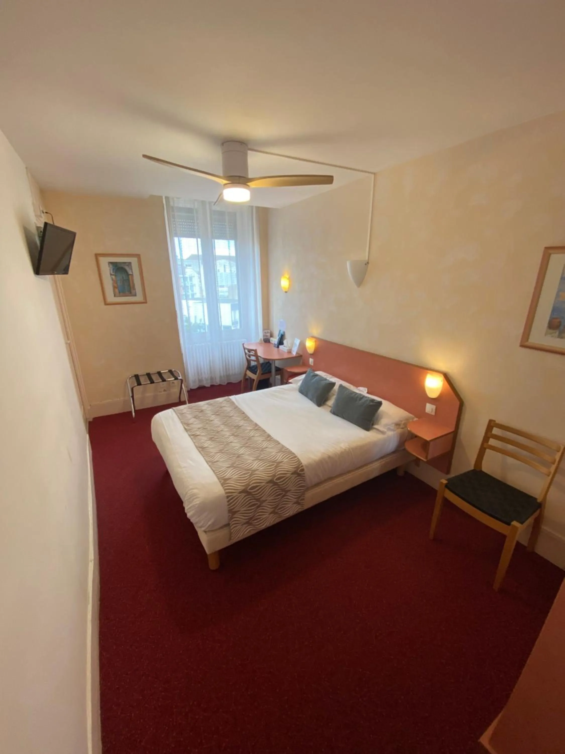 Bedroom, Bed in Nouvel Hotel