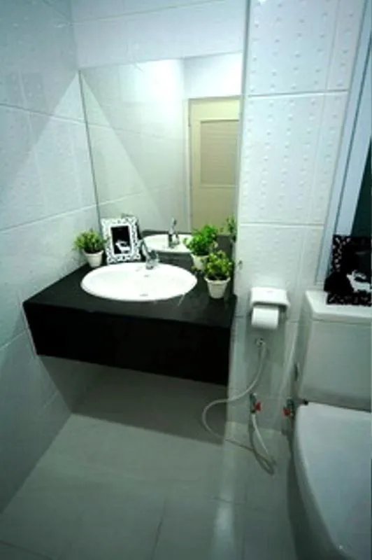 Bathroom in Baan Vor. Sumongkol Service Apartment