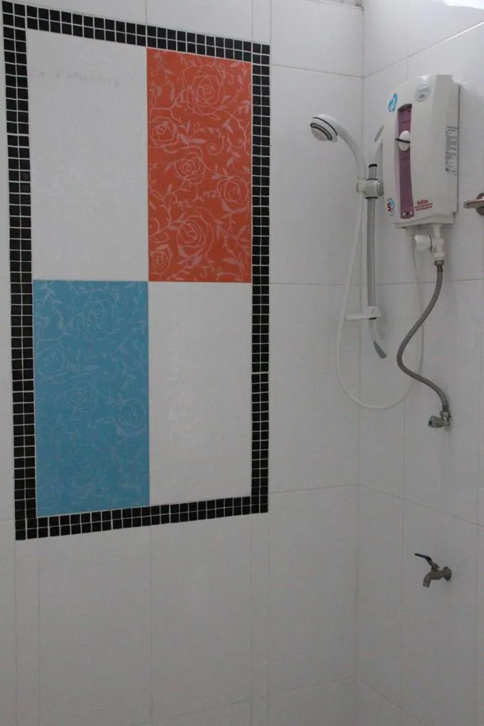 Bathroom in Baan Vor. Sumongkol Service Apartment