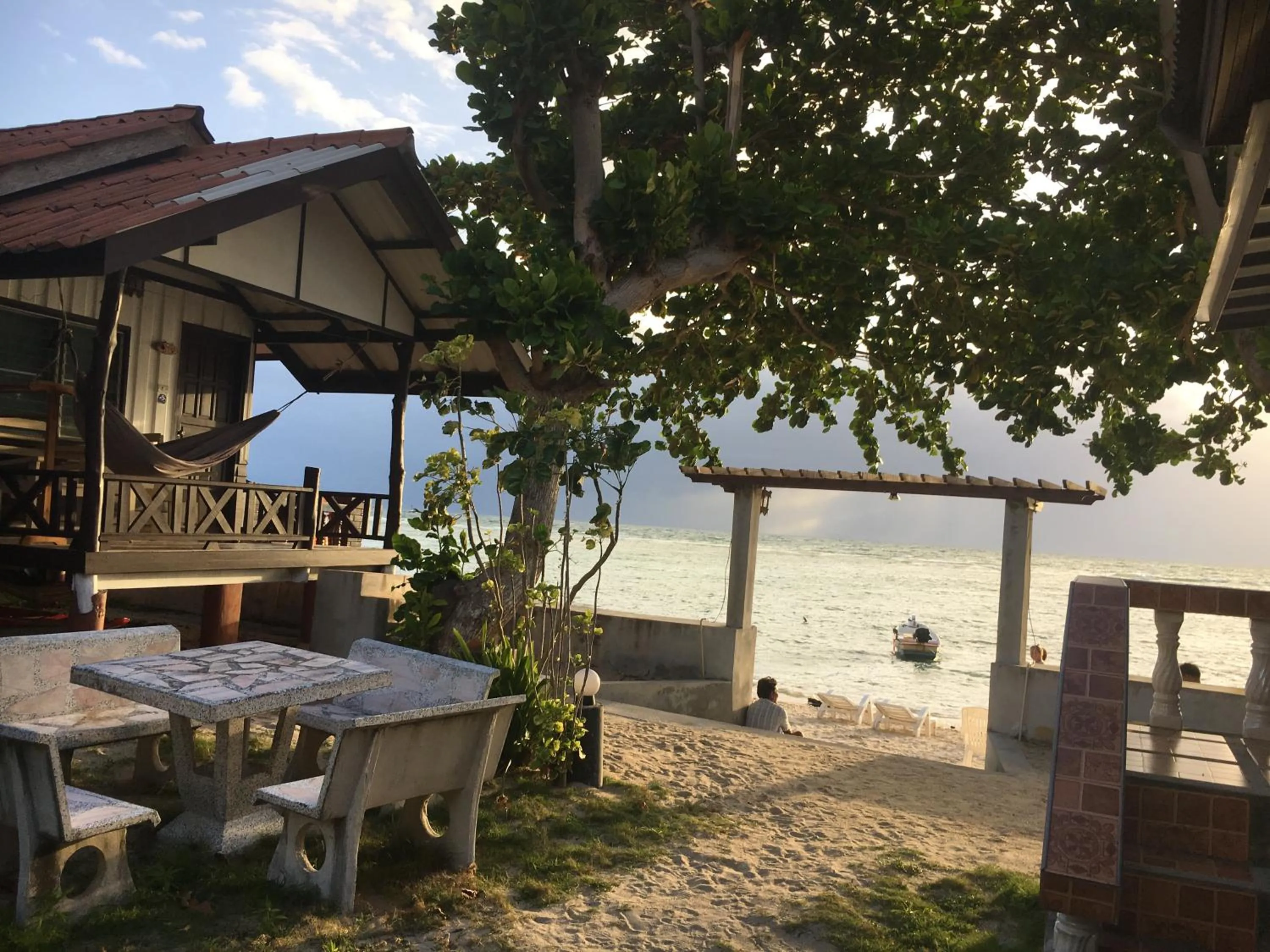 Jungle Hut Bungalows & Hotel