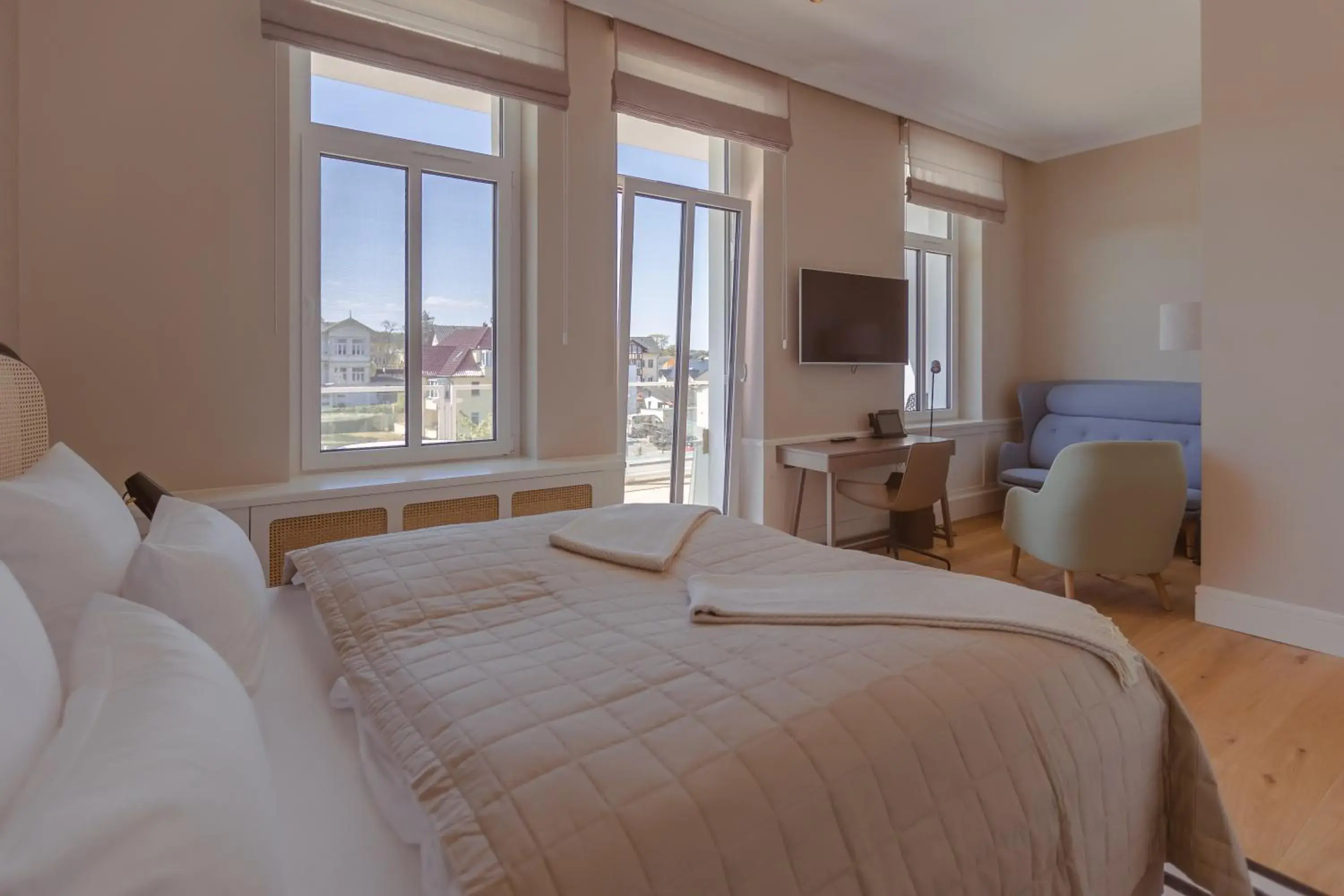 Seating area, Bed in Strandhotel Ostende