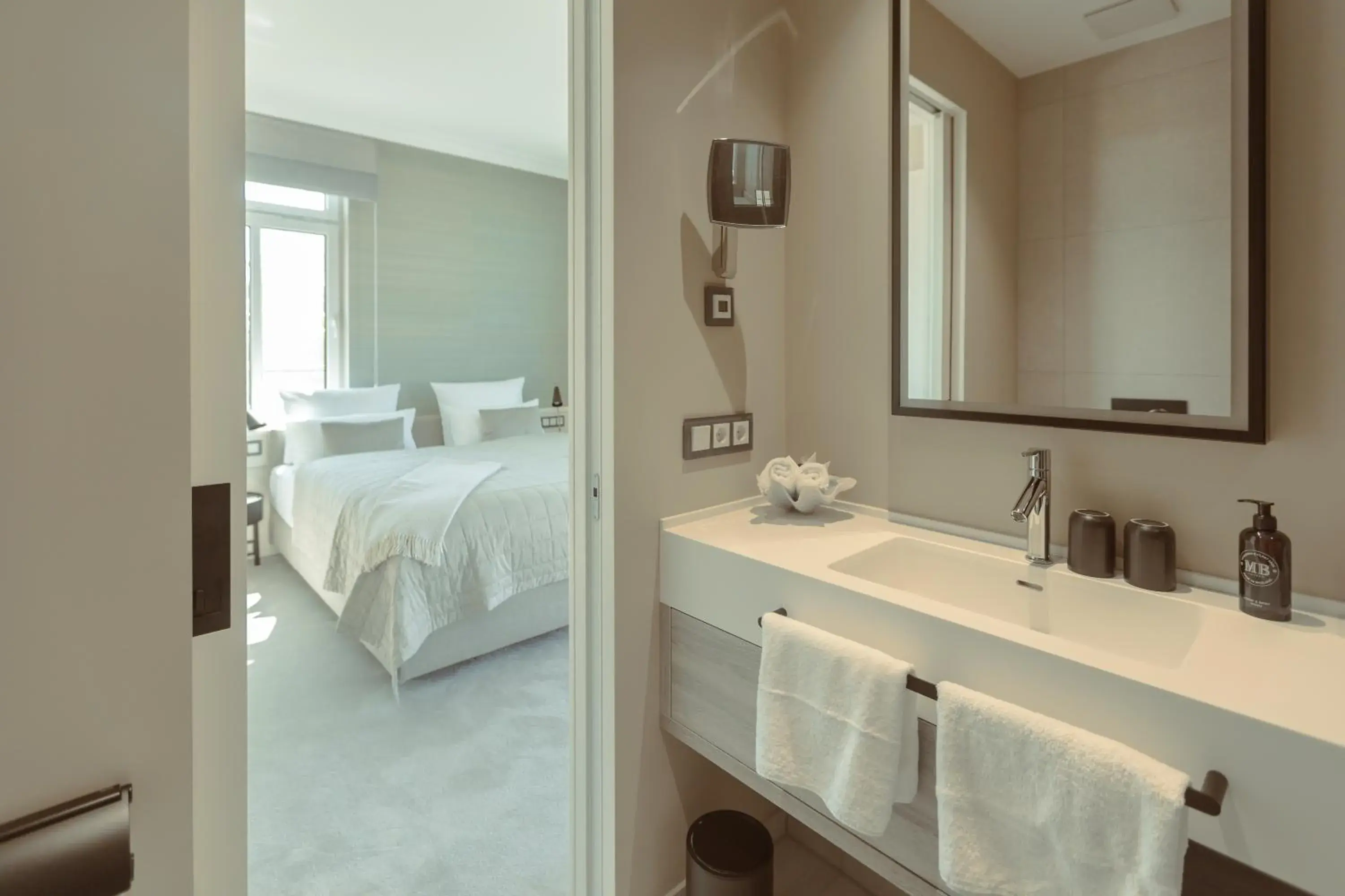 Bathroom, Bed in Strandhotel Ostende