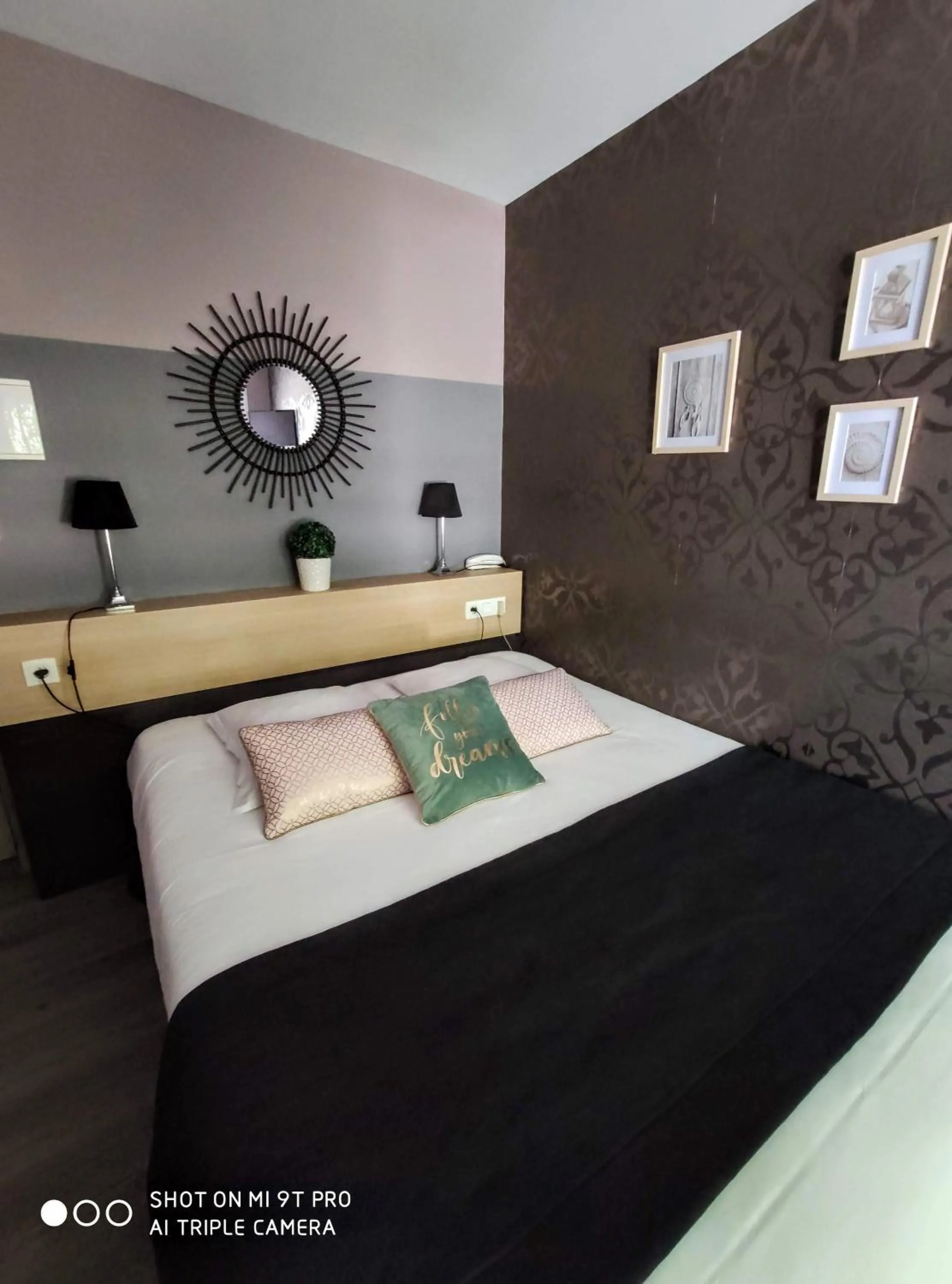 Photo of the whole room, Bed in Celtic Hotel