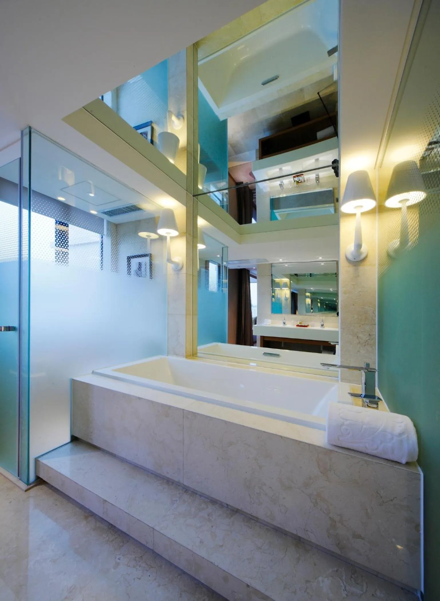 Bathroom, Bed in DW Hotel