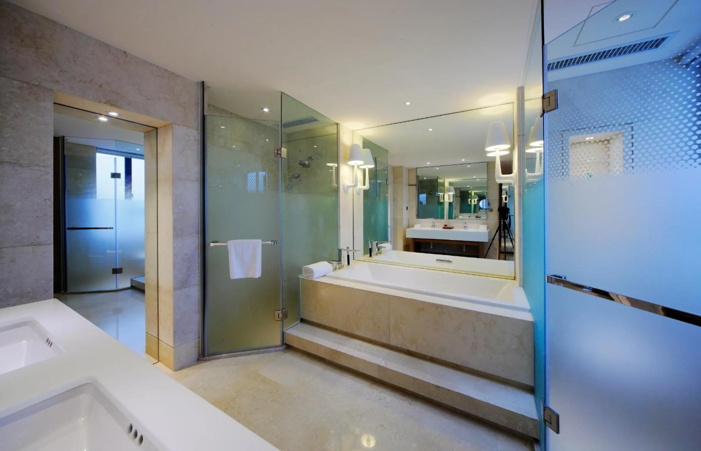 Bathroom, Bed in DW Hotel