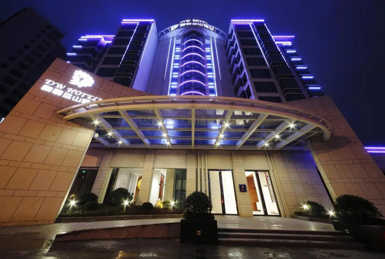 Facade/entrance in DW Hotel Facade/entrance in DW Hotel