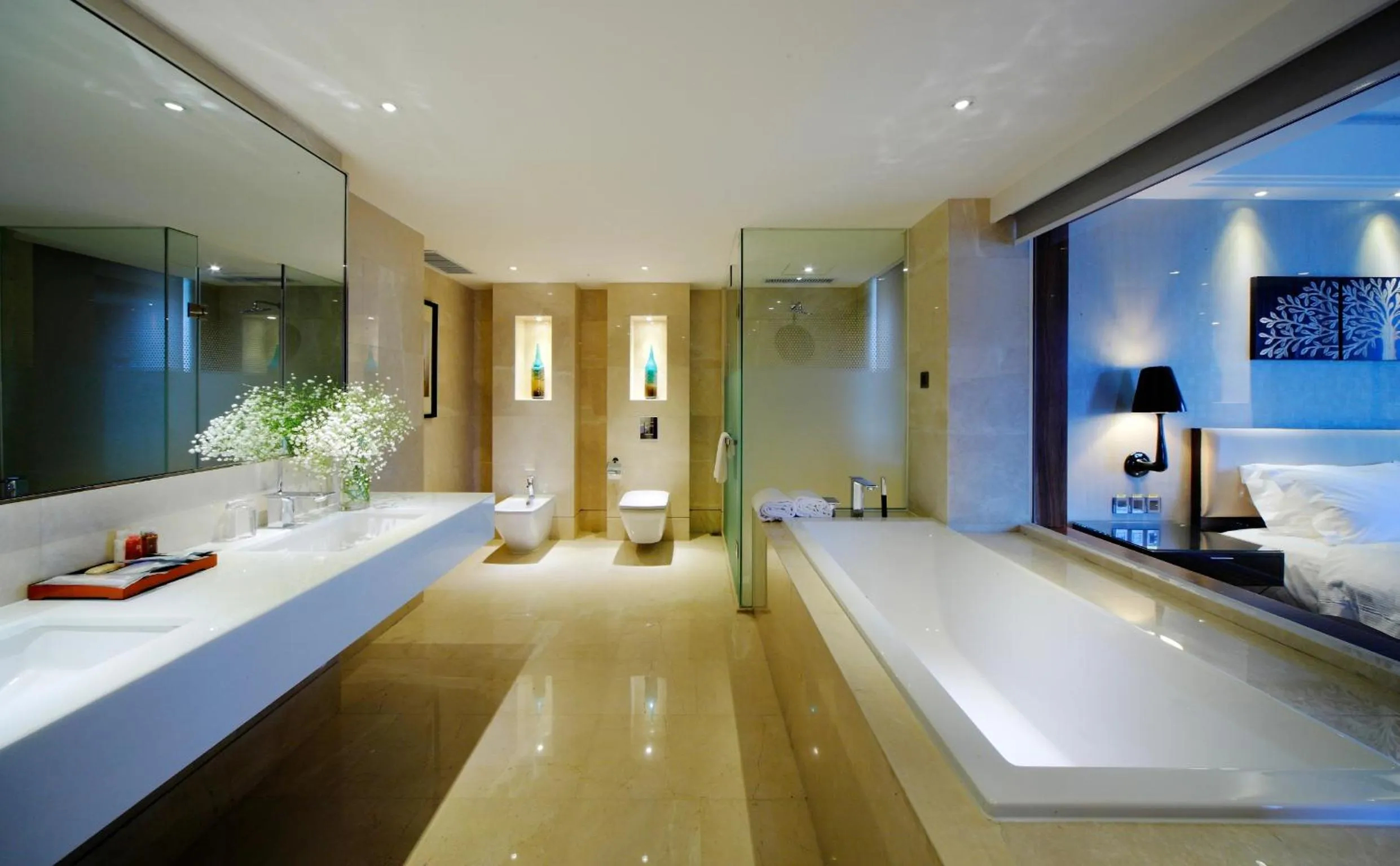 Bathroom, Bed in DW Hotel