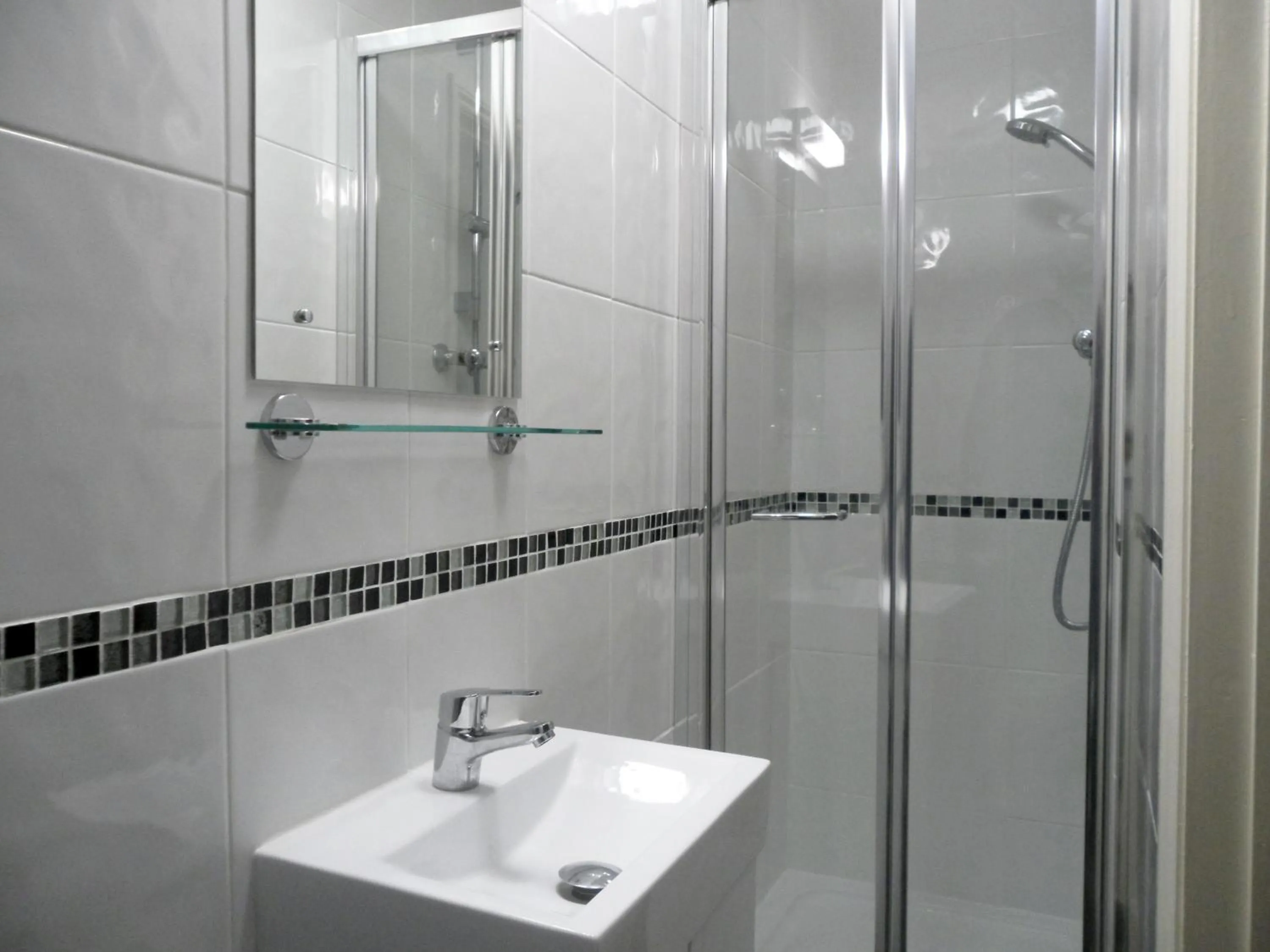 Shower in Medehamstede Hotel