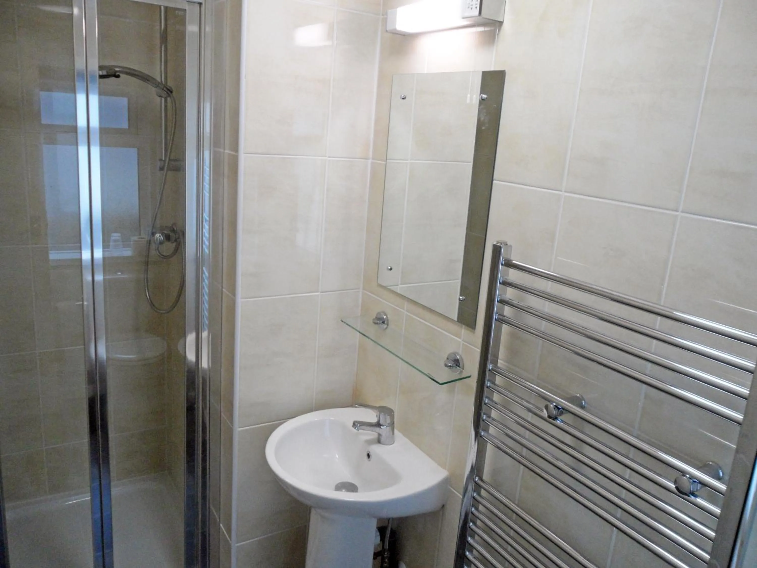 Bathroom in Medehamstede Hotel