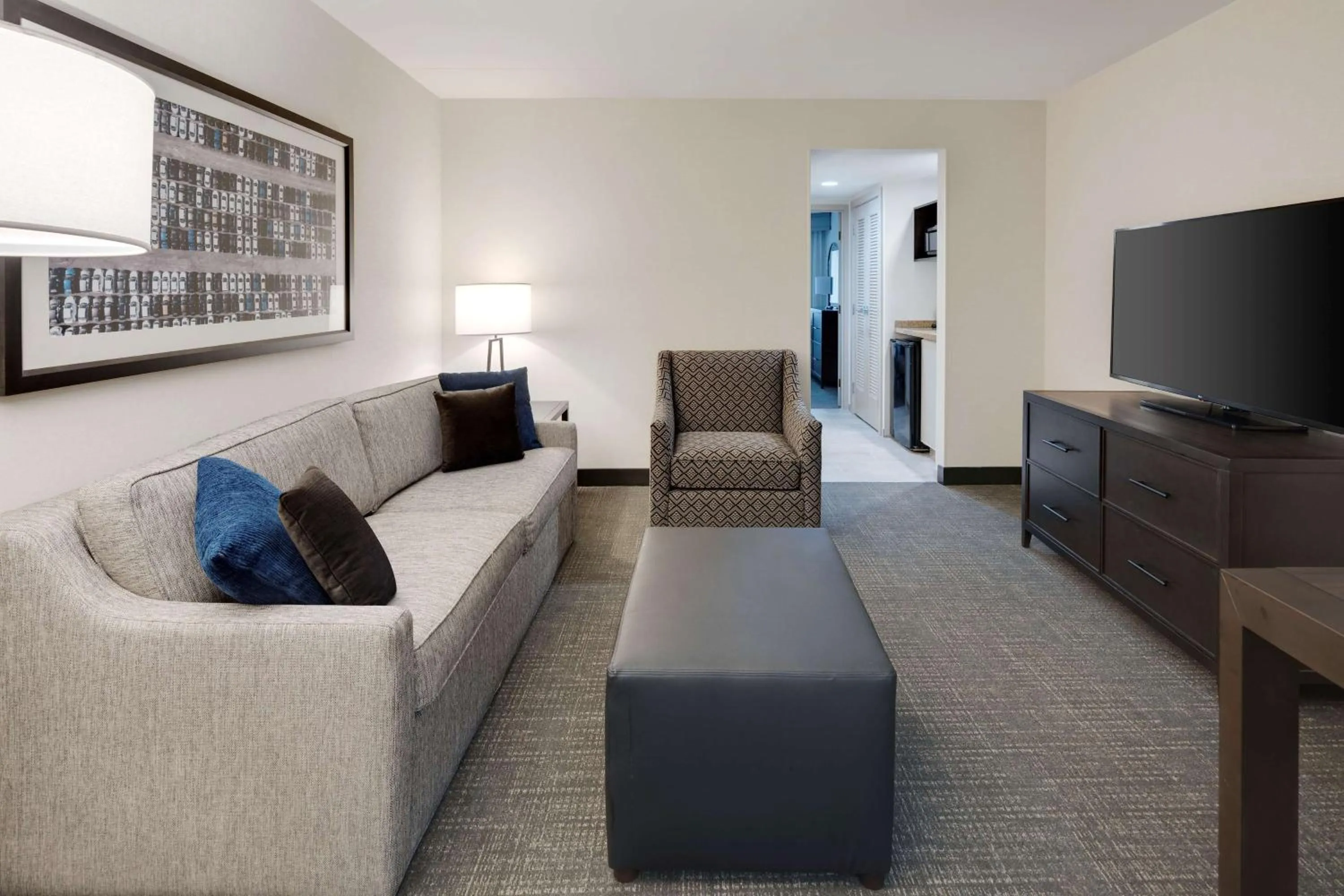 Living room in Embassy Suites by Hilton Detroit Troy Auburn Hills