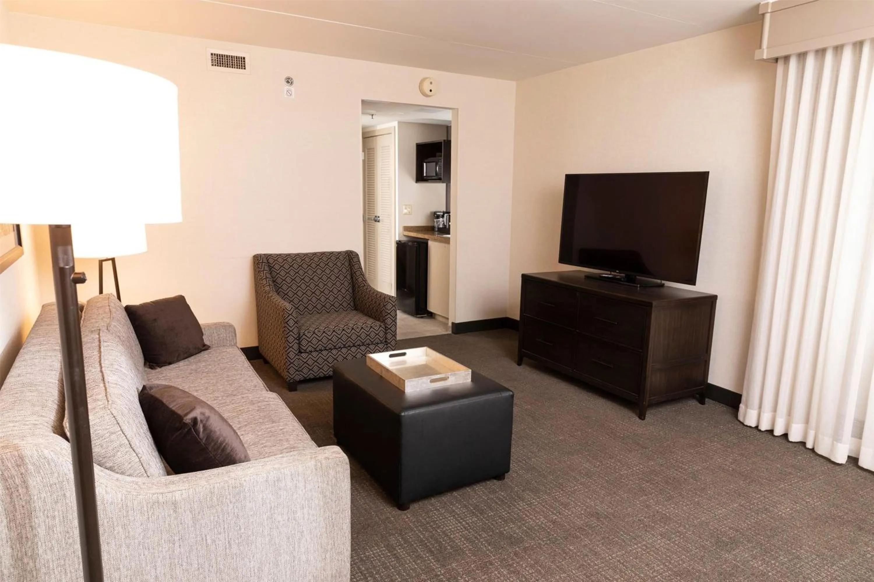 Living room in Embassy Suites by Hilton Detroit Troy Auburn Hills