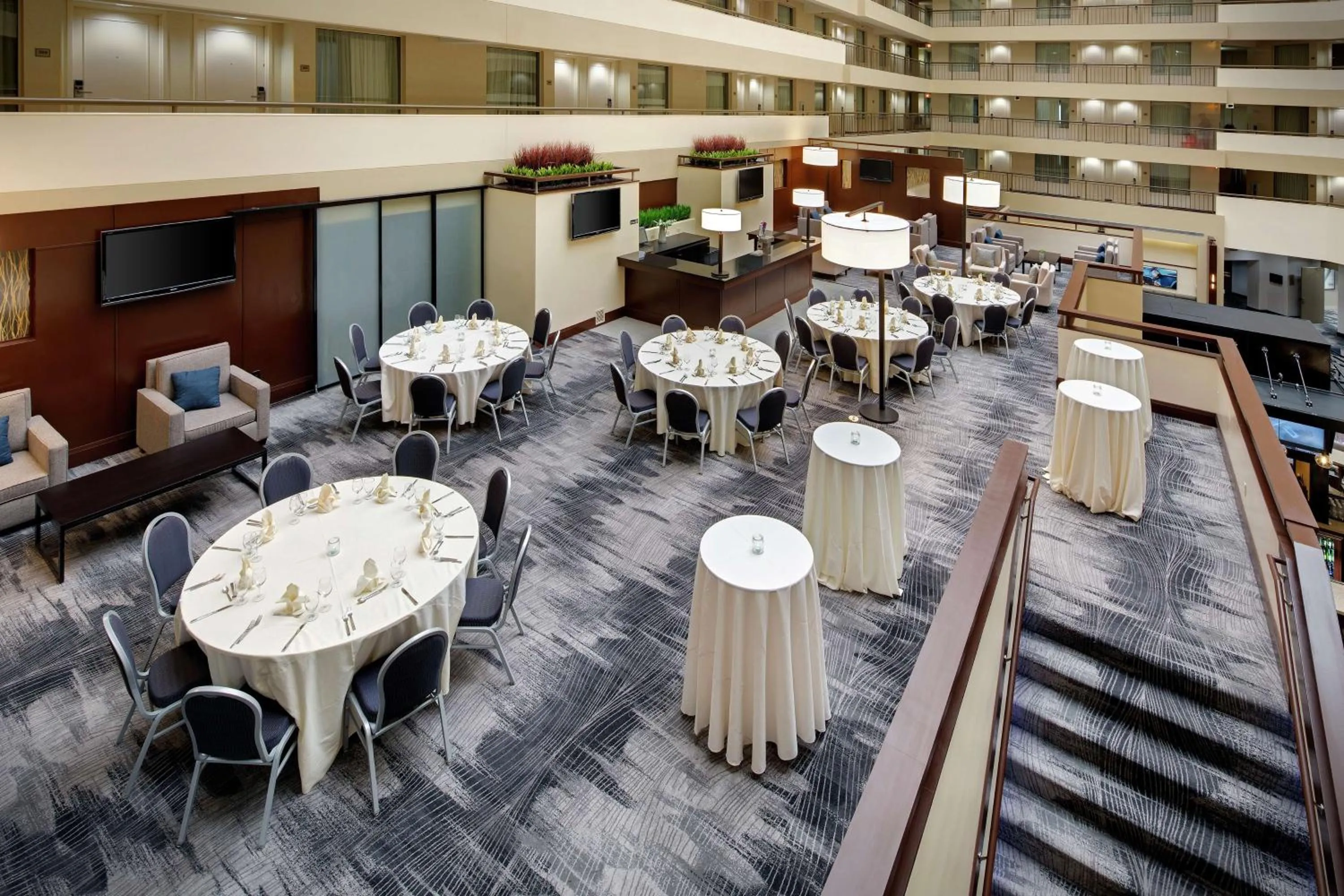 Dining area in Embassy Suites by Hilton Detroit Troy Auburn Hills