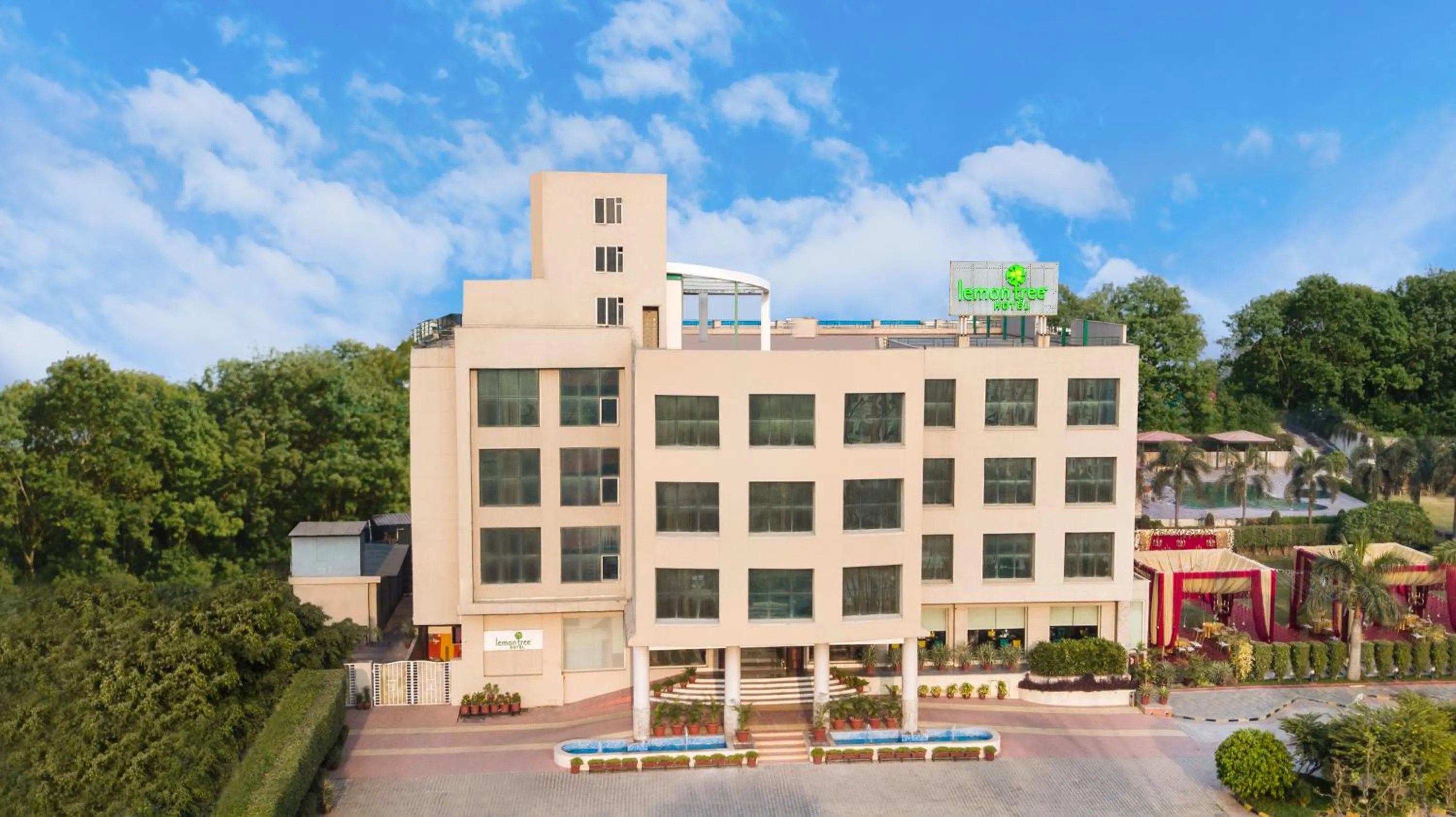 Facade/entrance in Lemon Tree Hotel Baddi