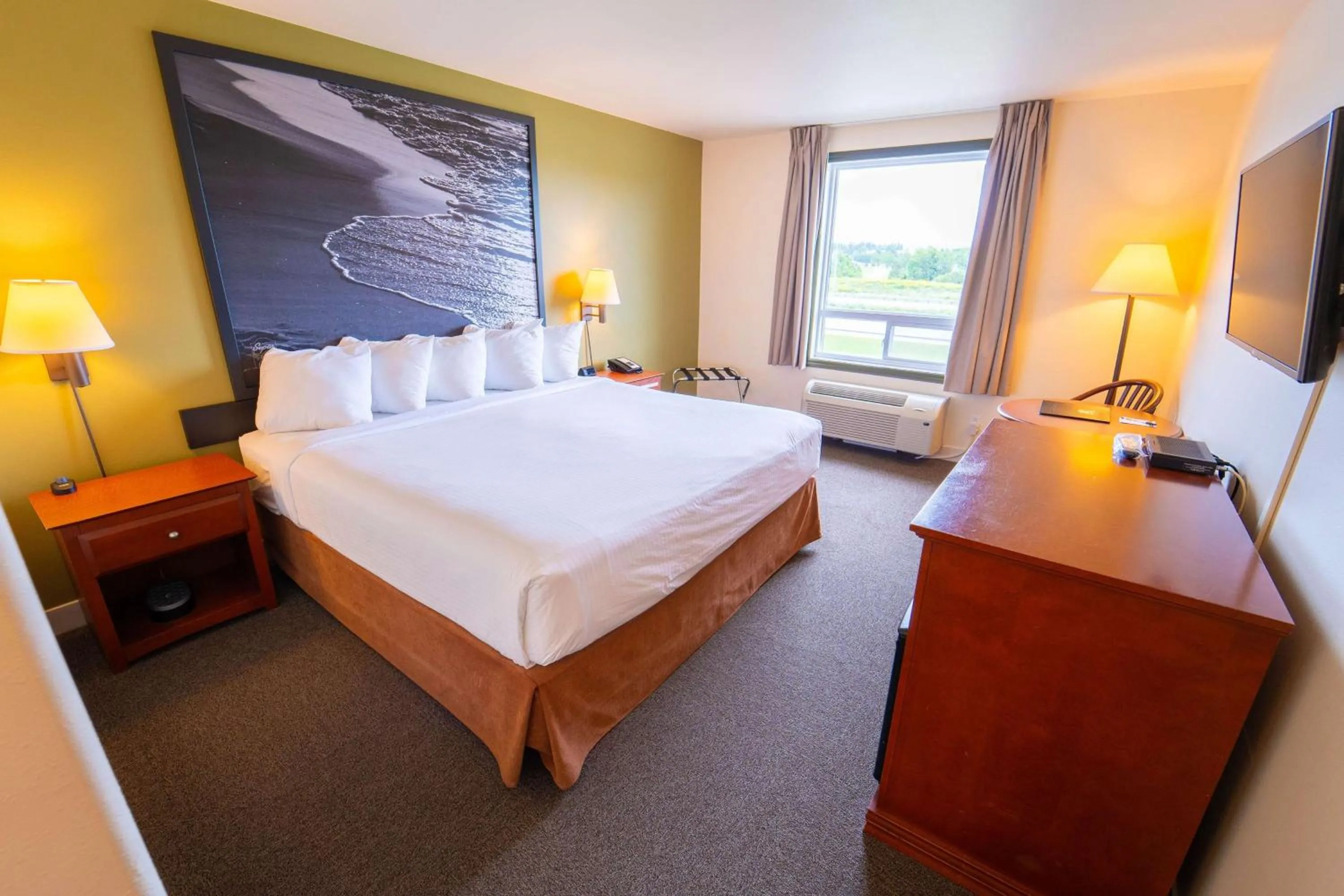 Photo of the whole room, Bed in Super 8 by Wyndham Amherst NS