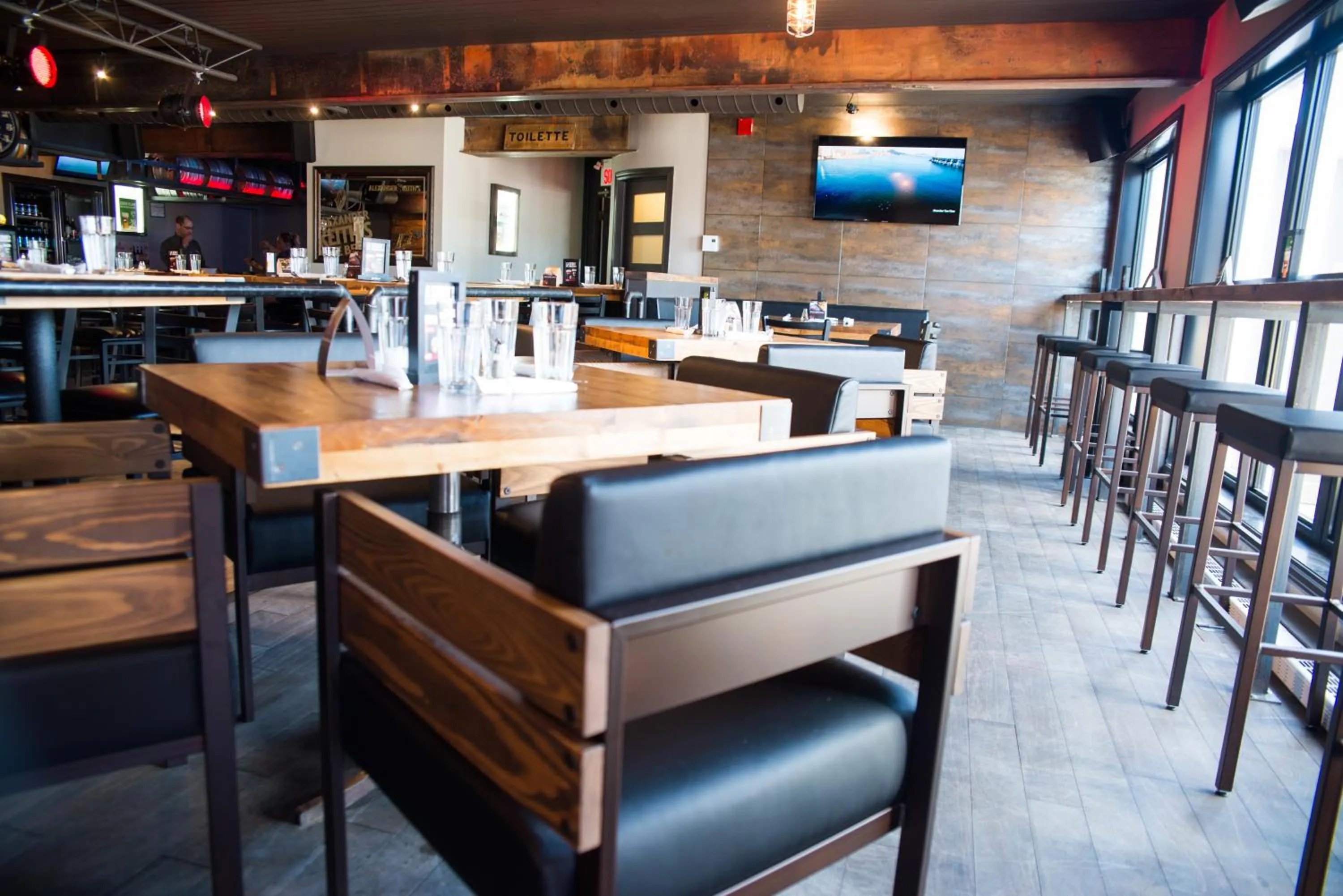 Restaurant/places to eat in Hôtel Écono-One