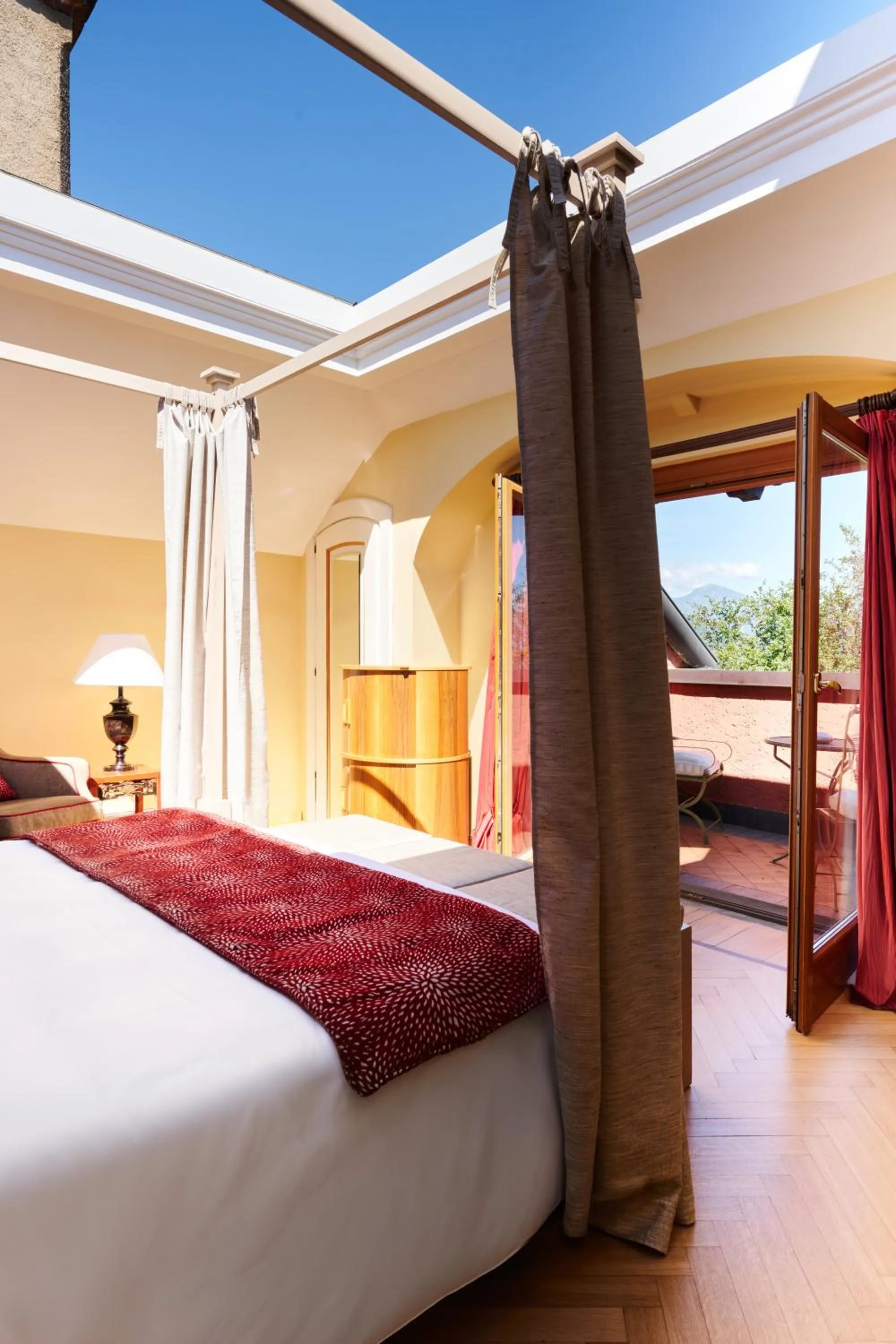 Bedroom, Bed in L'Albereta Relais & Chateaux