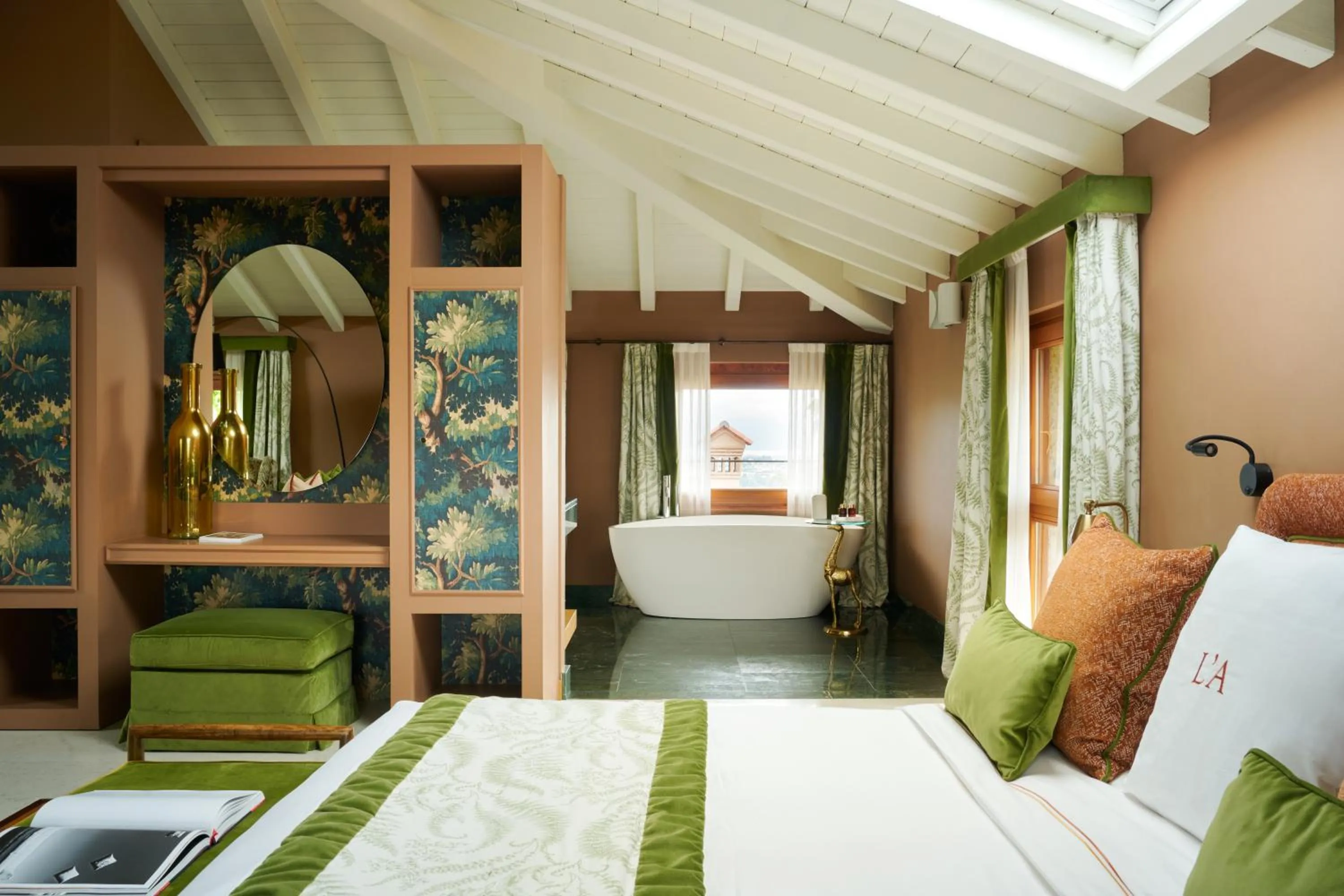 Bath, Bed in L'Albereta Relais & Chateaux