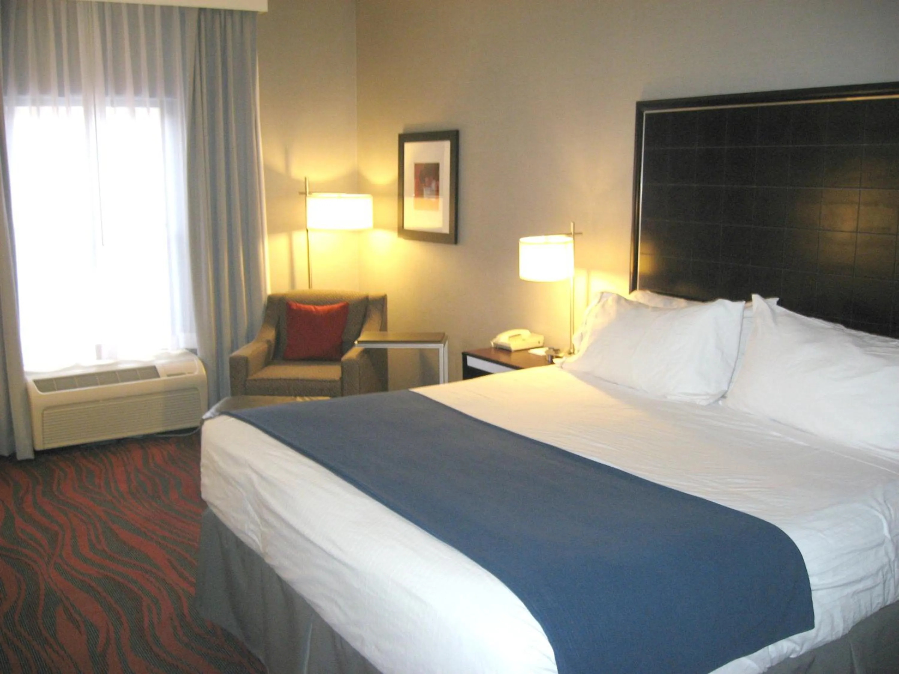 Photo of the whole room, Bed in Holiday Inn Express Painted Post by IHG