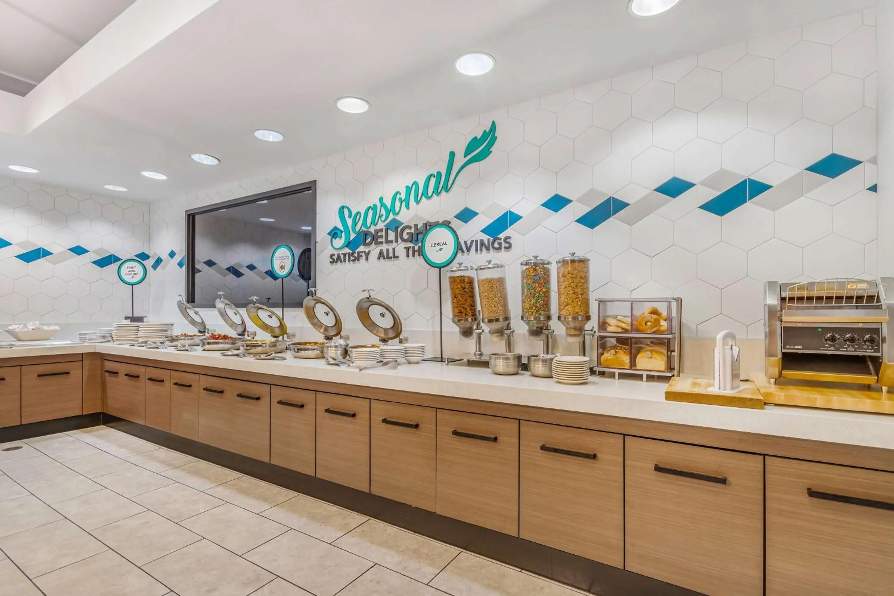 Breakfast in Embassy Suites by Hilton Detroit Metro Airport