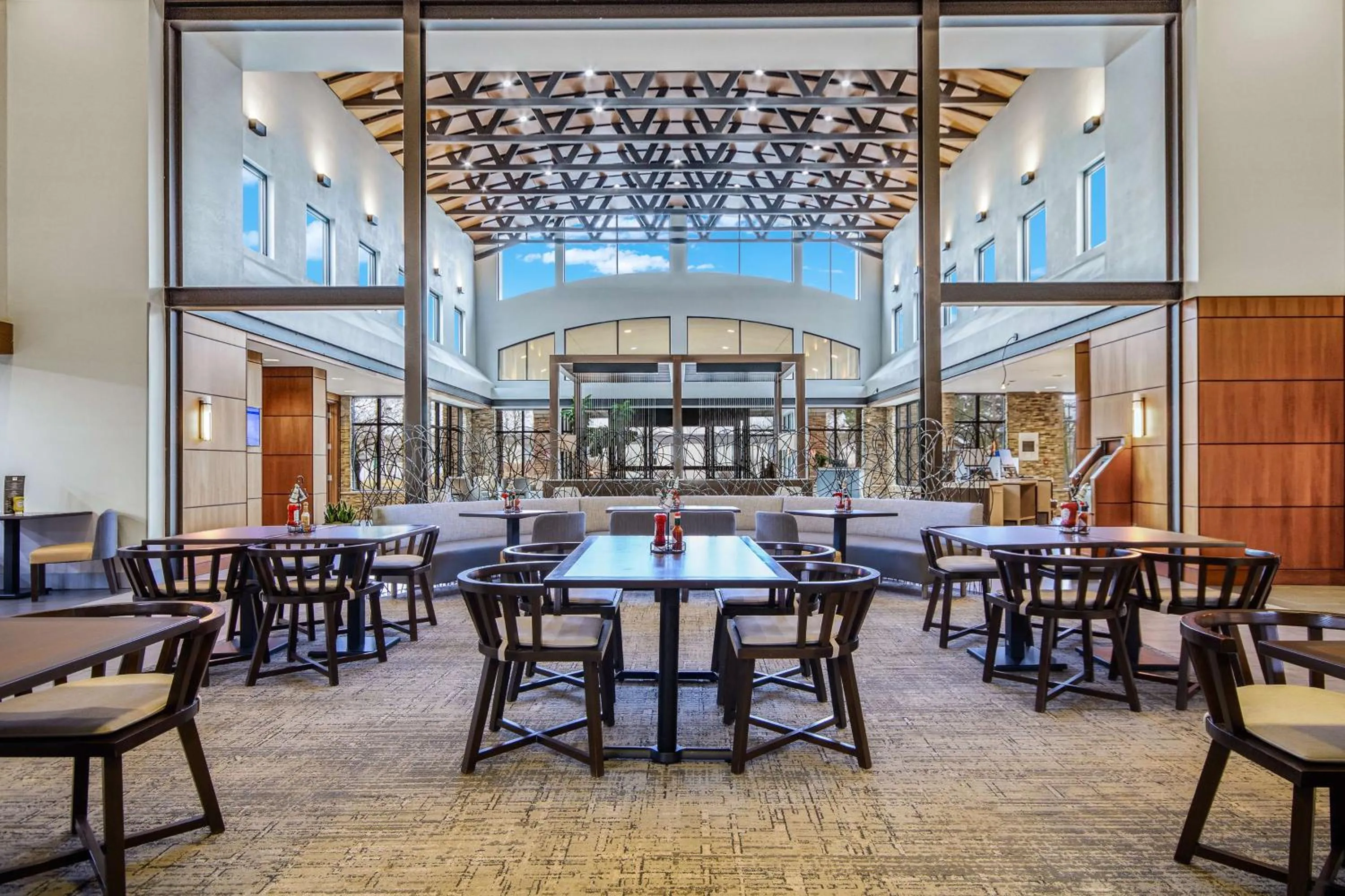 Lobby or reception in Embassy Suites by Hilton Detroit Metro Airport