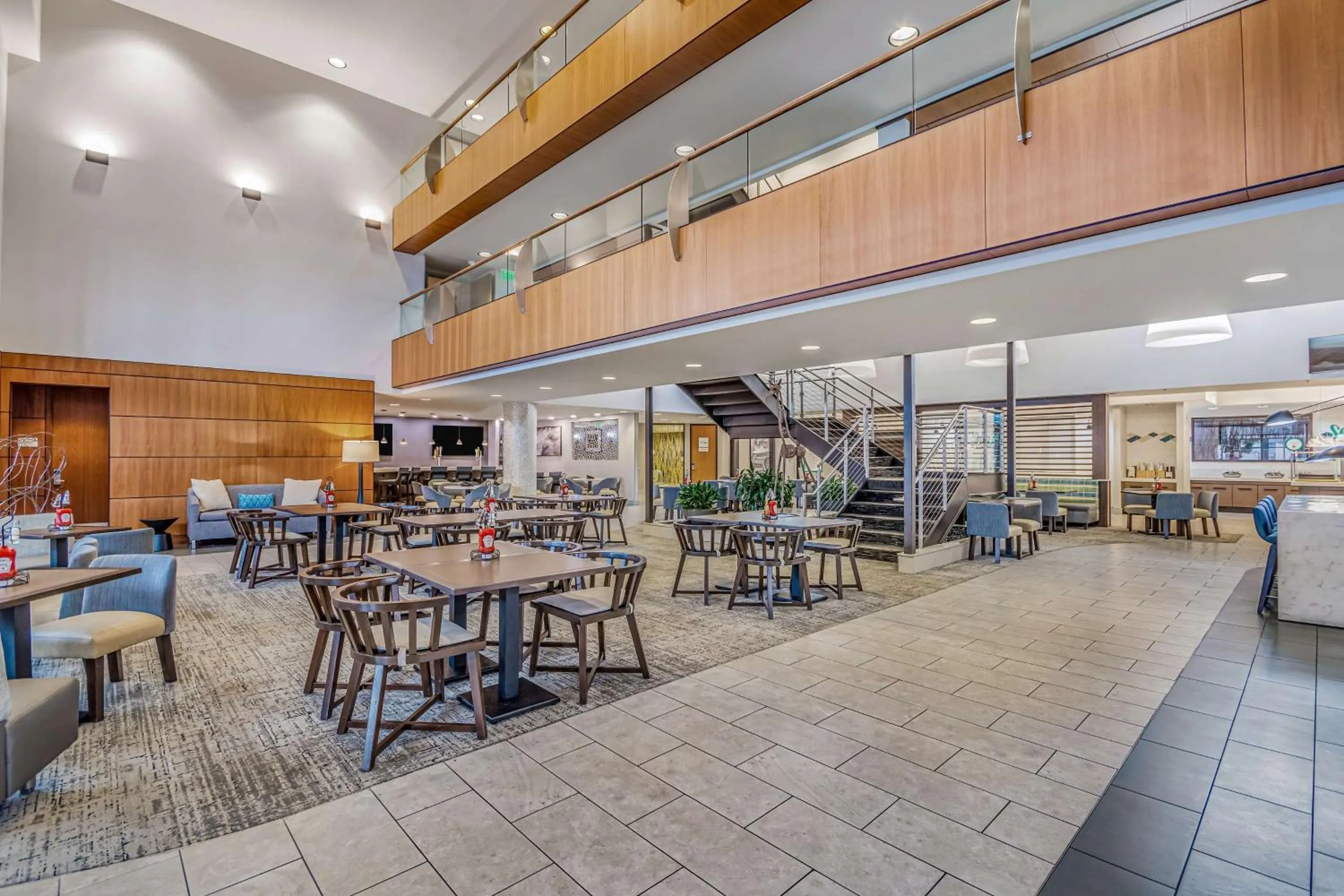 Restaurant/places to eat in Embassy Suites by Hilton Detroit Metro Airport