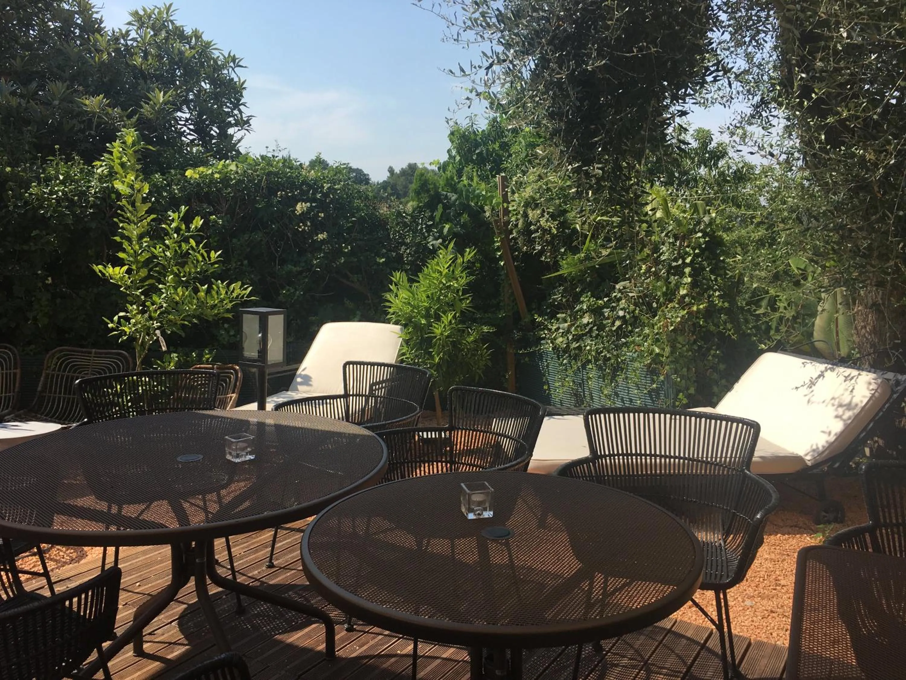 Property building in Avocado Hôtel Restaurant