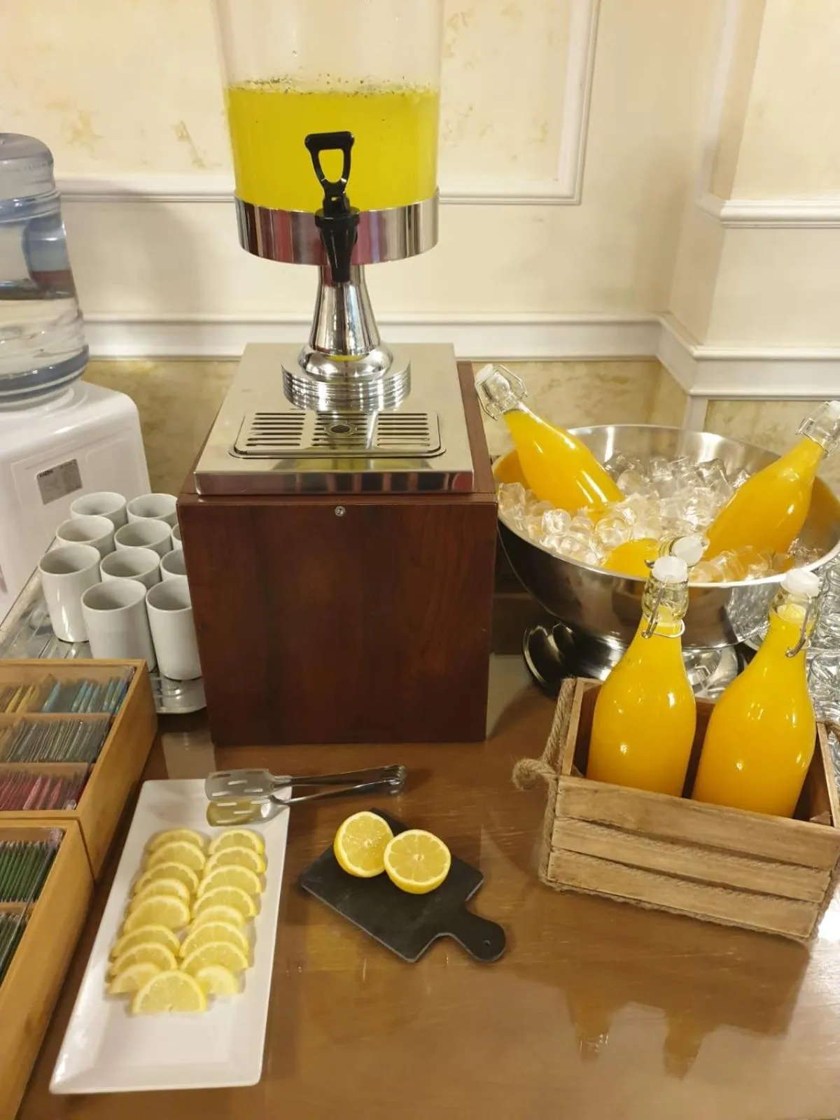 Restaurant/places to eat in Hotel Victoria