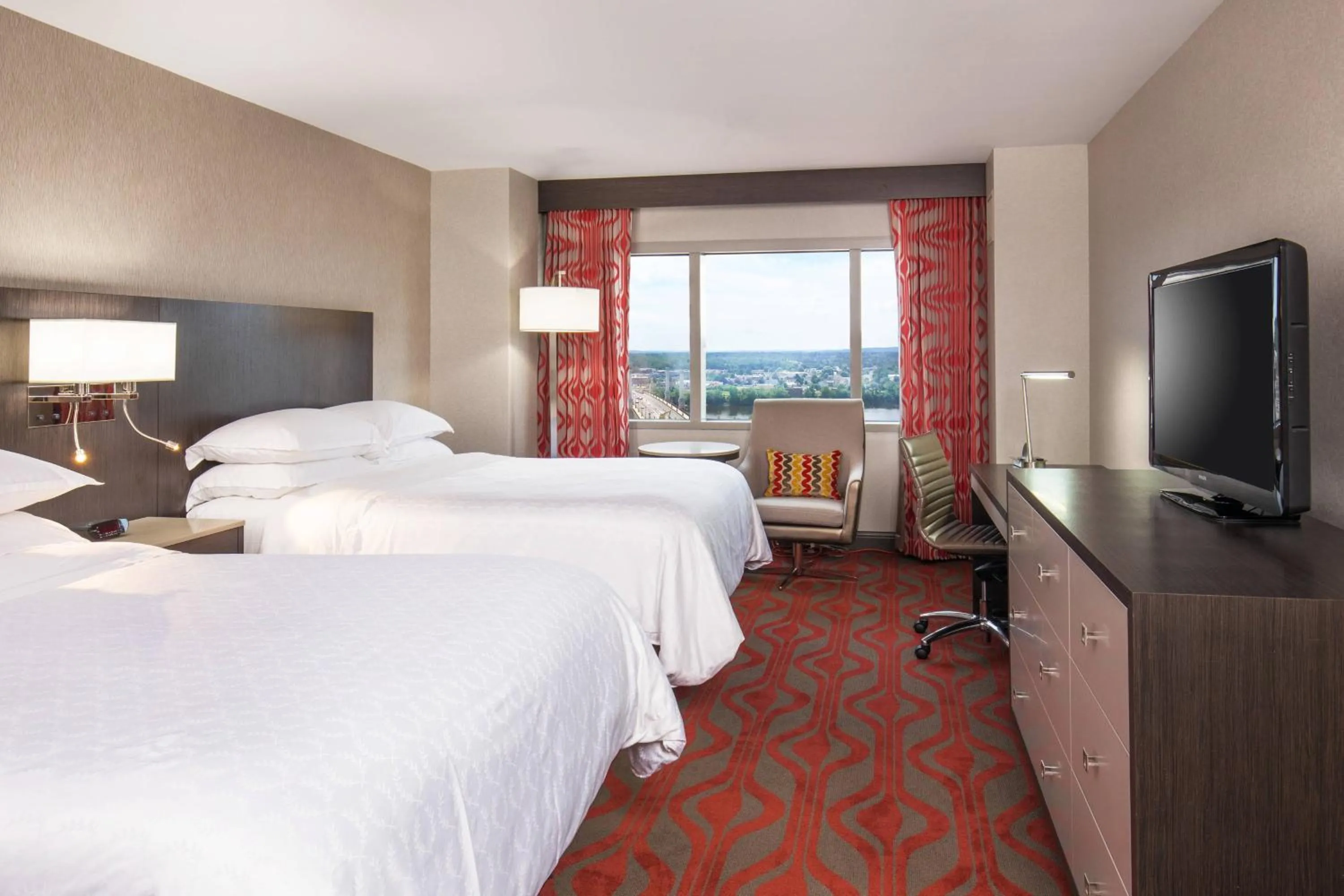 Photo of the whole room, Bed in Sheraton Springfield Monarch Place Hotel