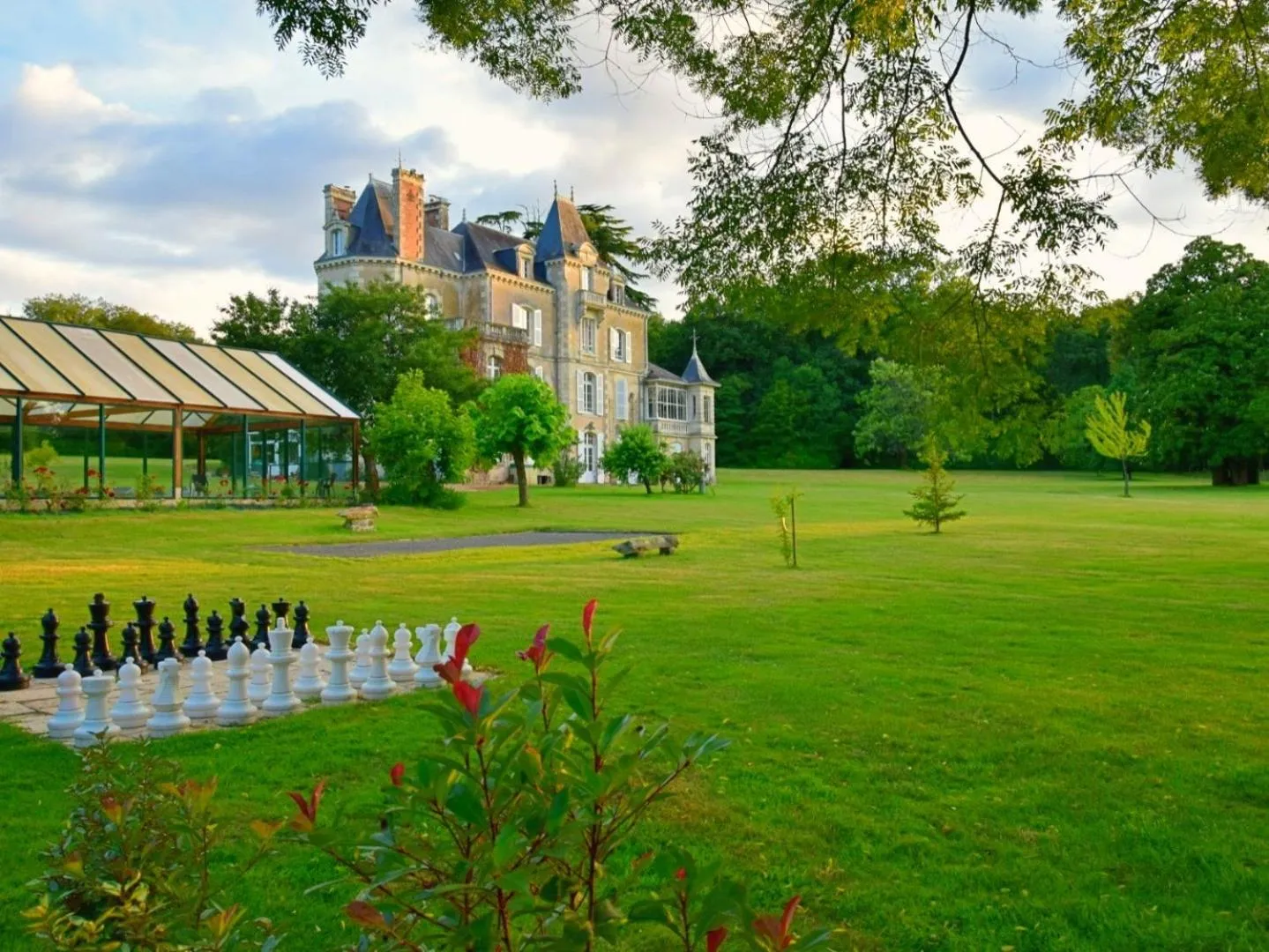 Property building in Chateau Vary