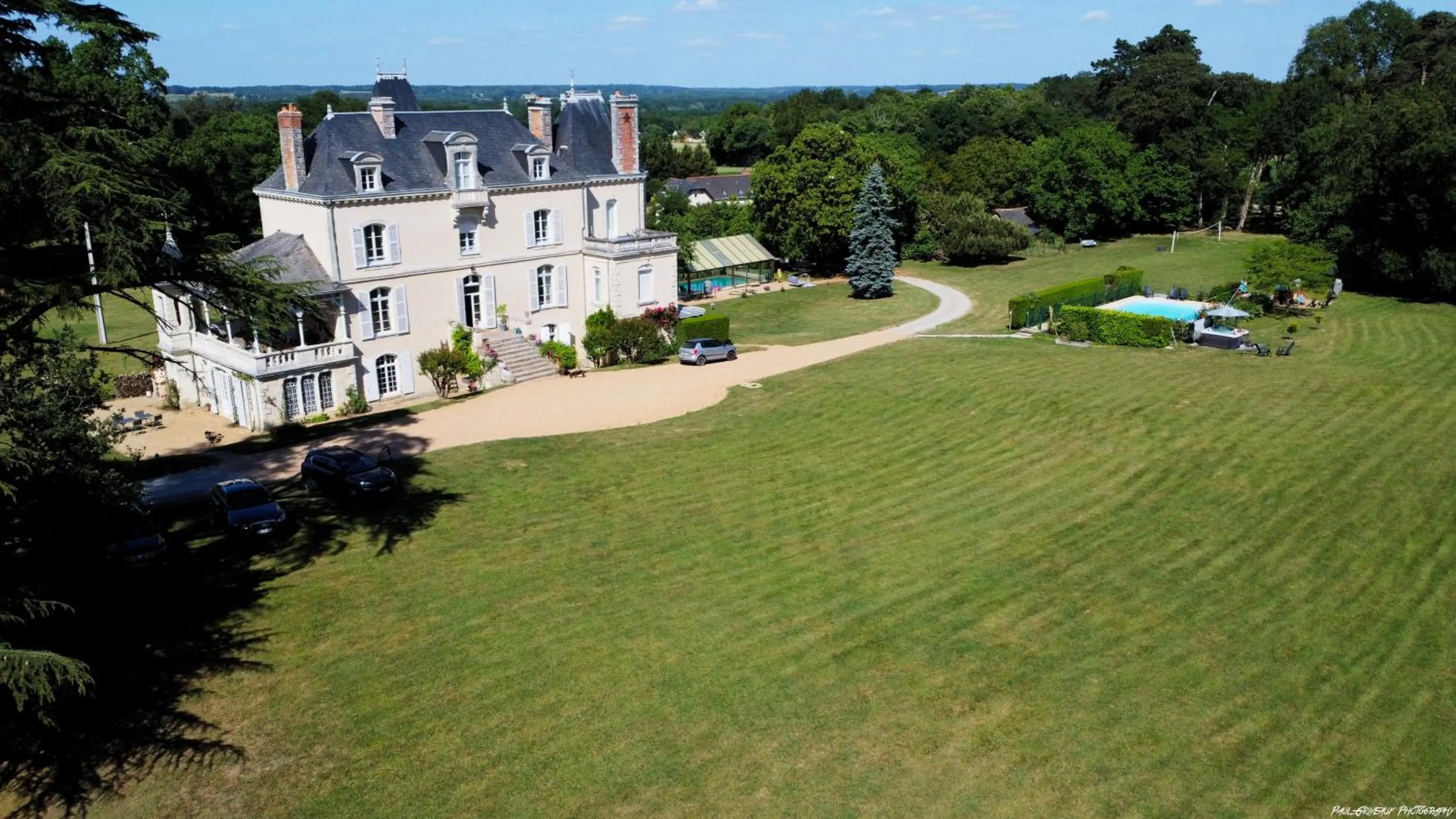 Property building in Chateau Vary