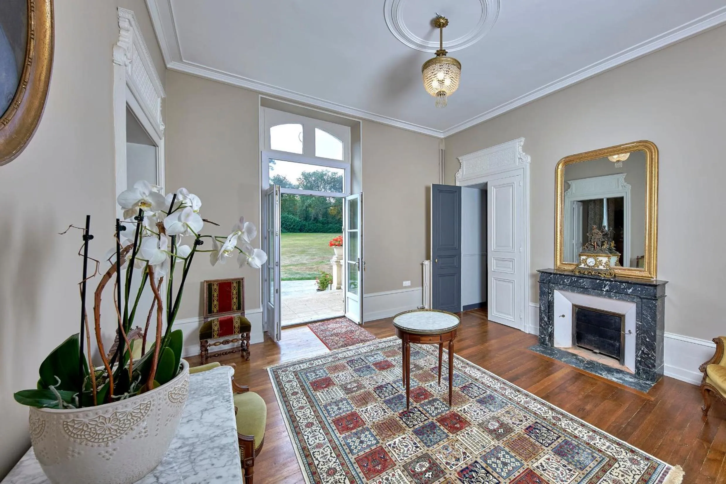 Property building in Chateau Vary