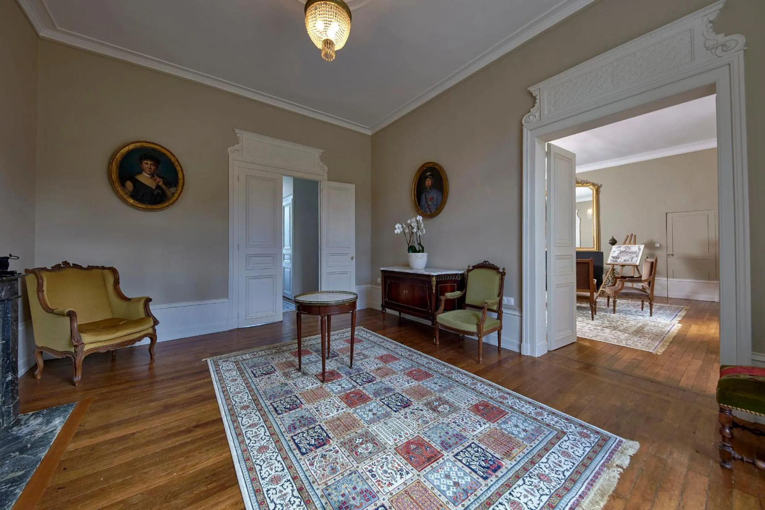 Facade/entrance in Chateau Vary