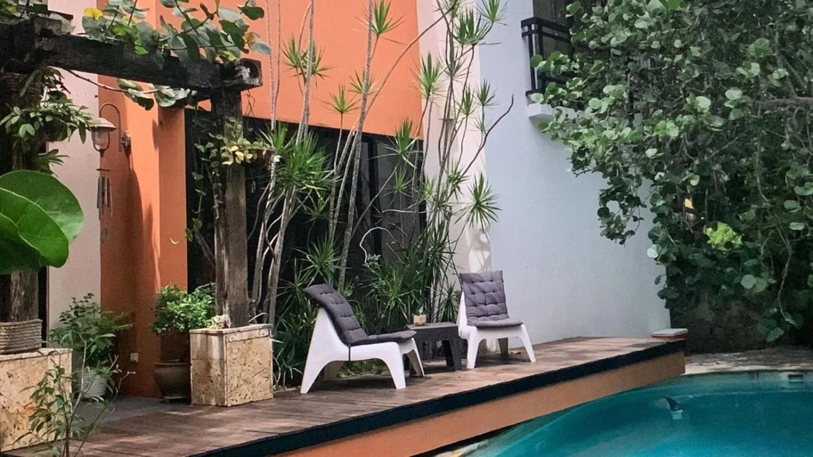 Swimming pool in Manaya Bed & Breakfast