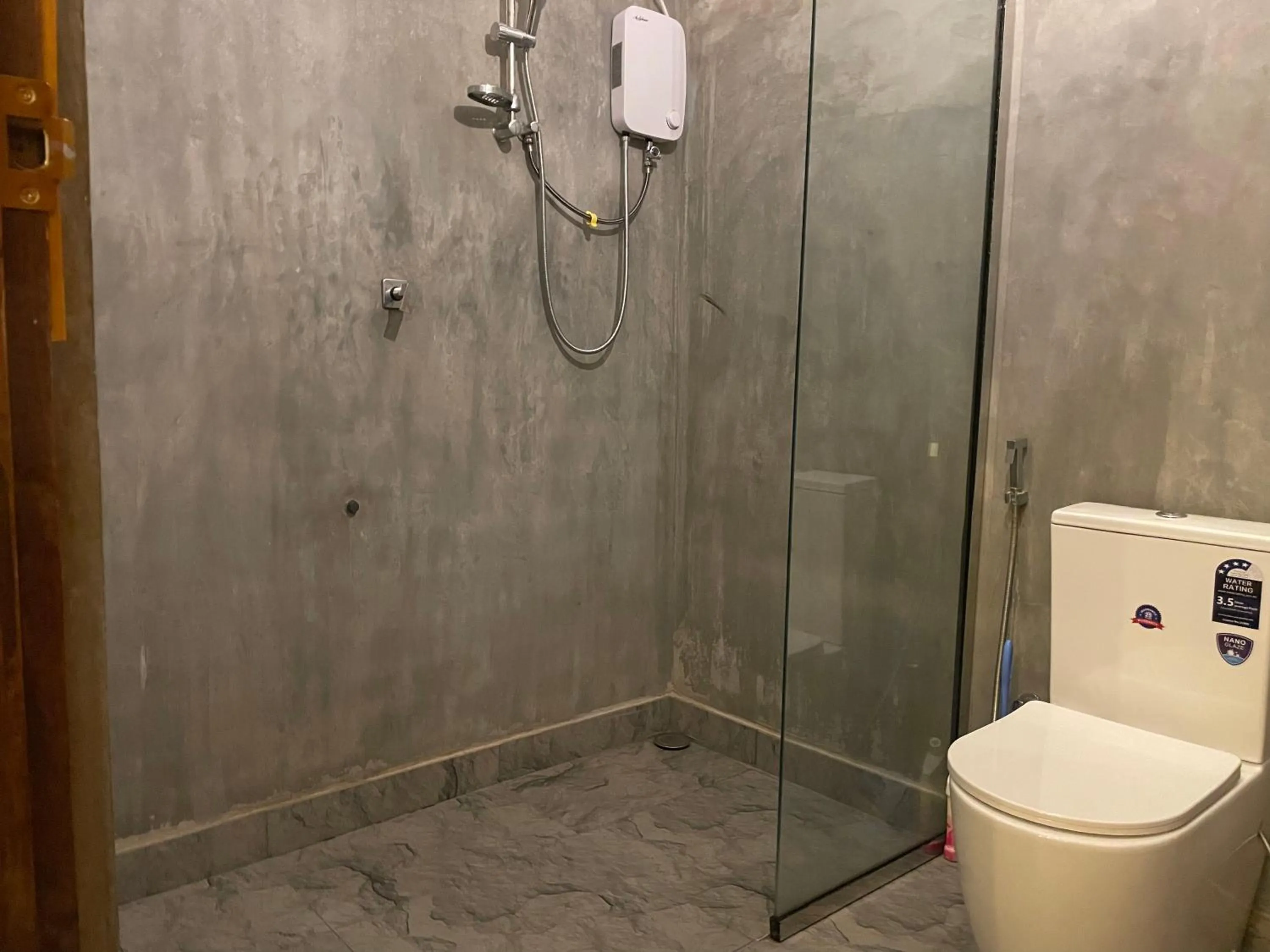 Shower in Surf Gangs Arugambay