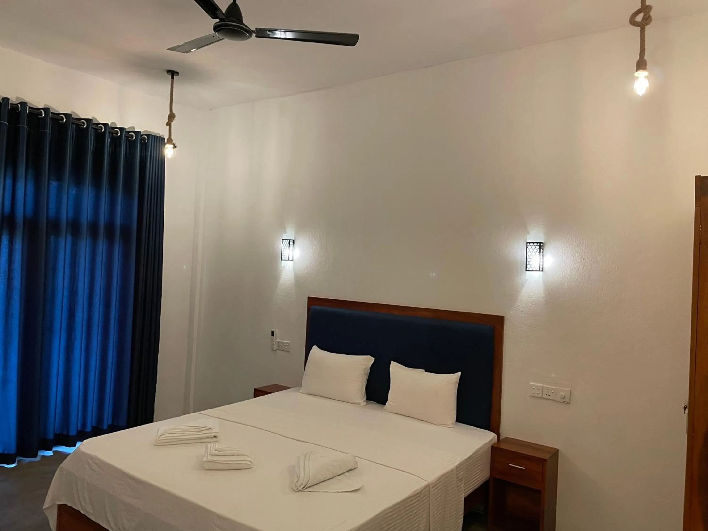 Photo of the whole room, Bed in Surf Gangs Arugambay