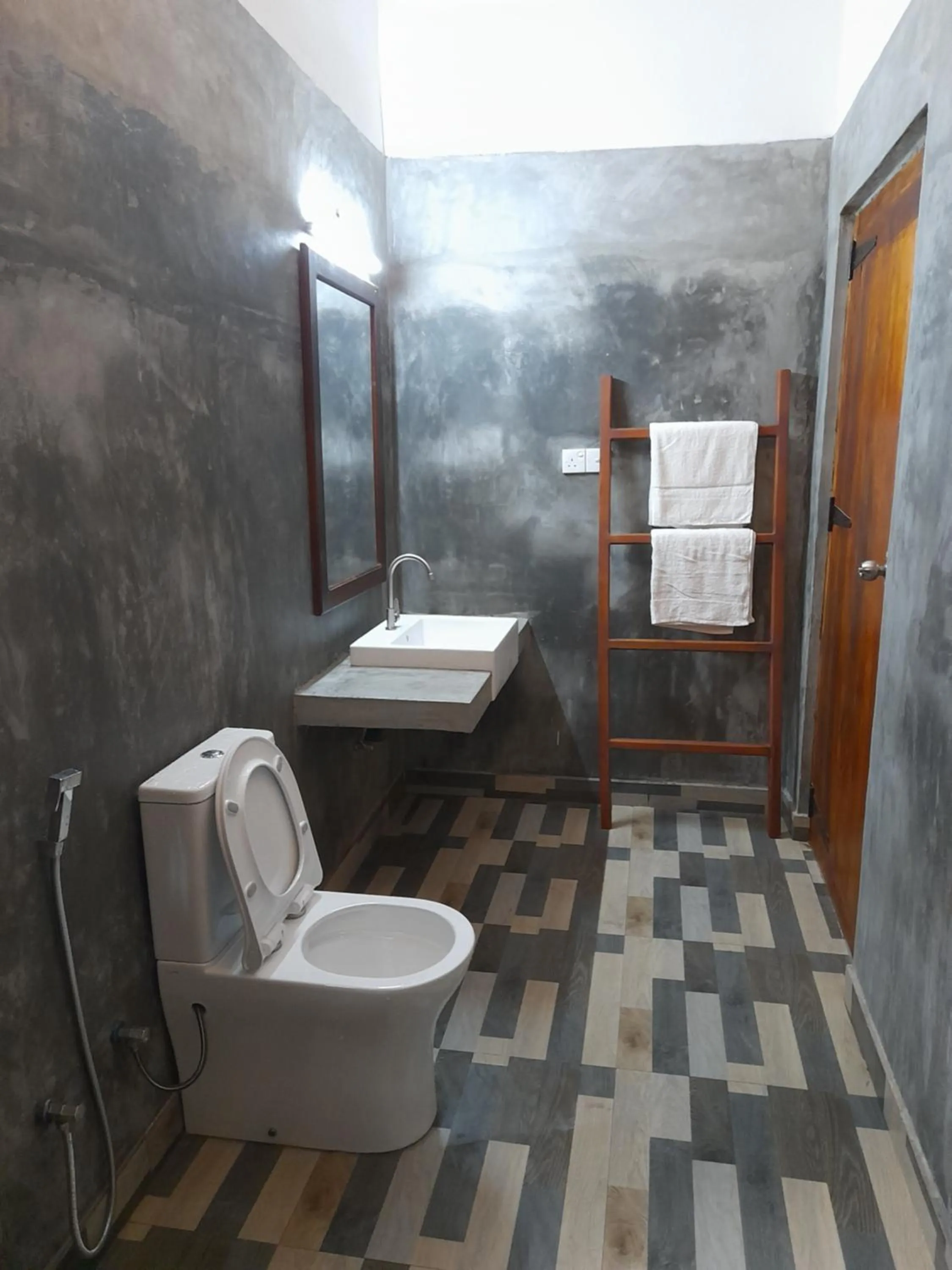 Toilet in Surf Gangs Arugambay