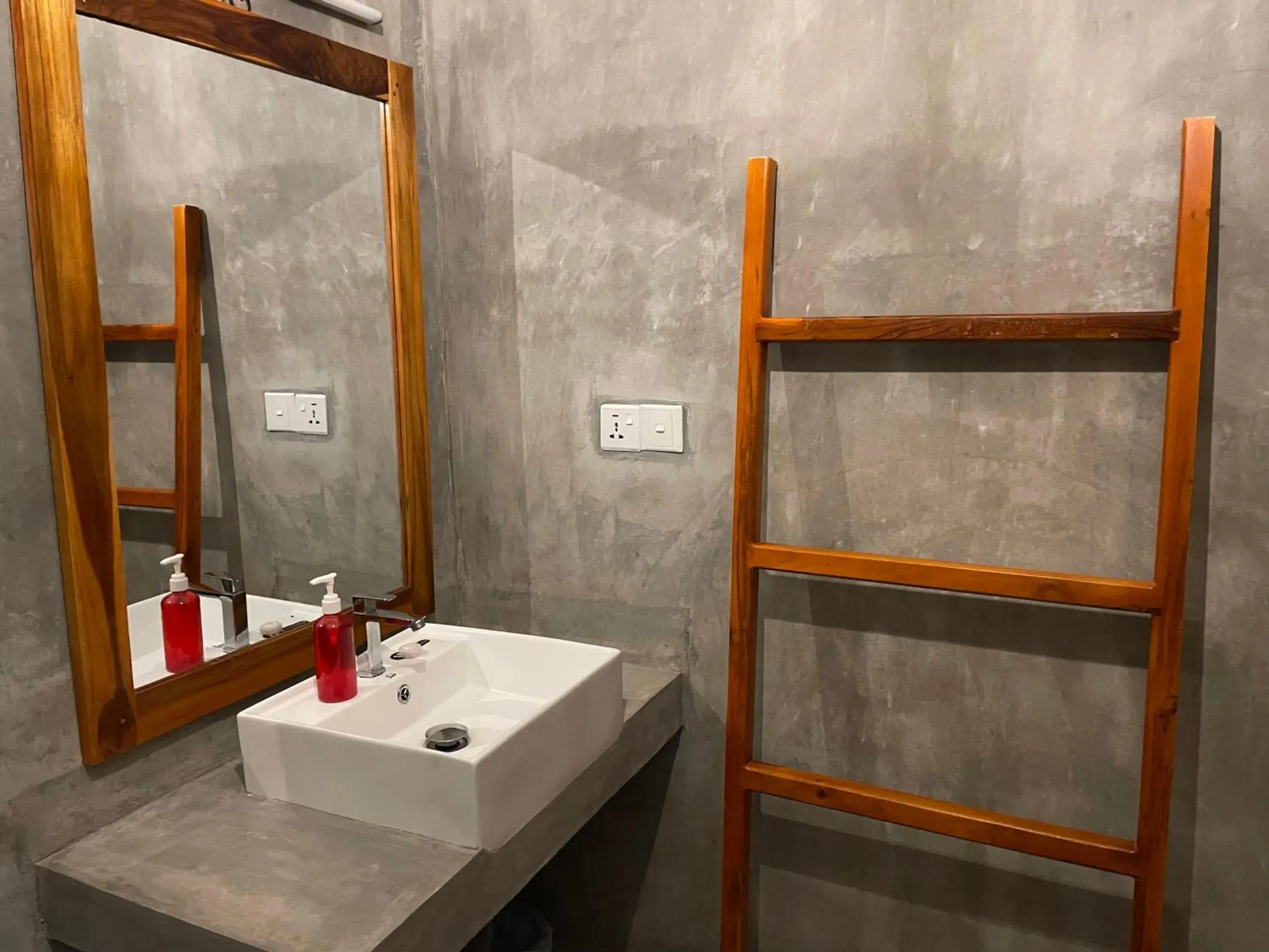 Bathroom in Surf Gangs Arugambay Bathroom in Surf Gangs Arugambay