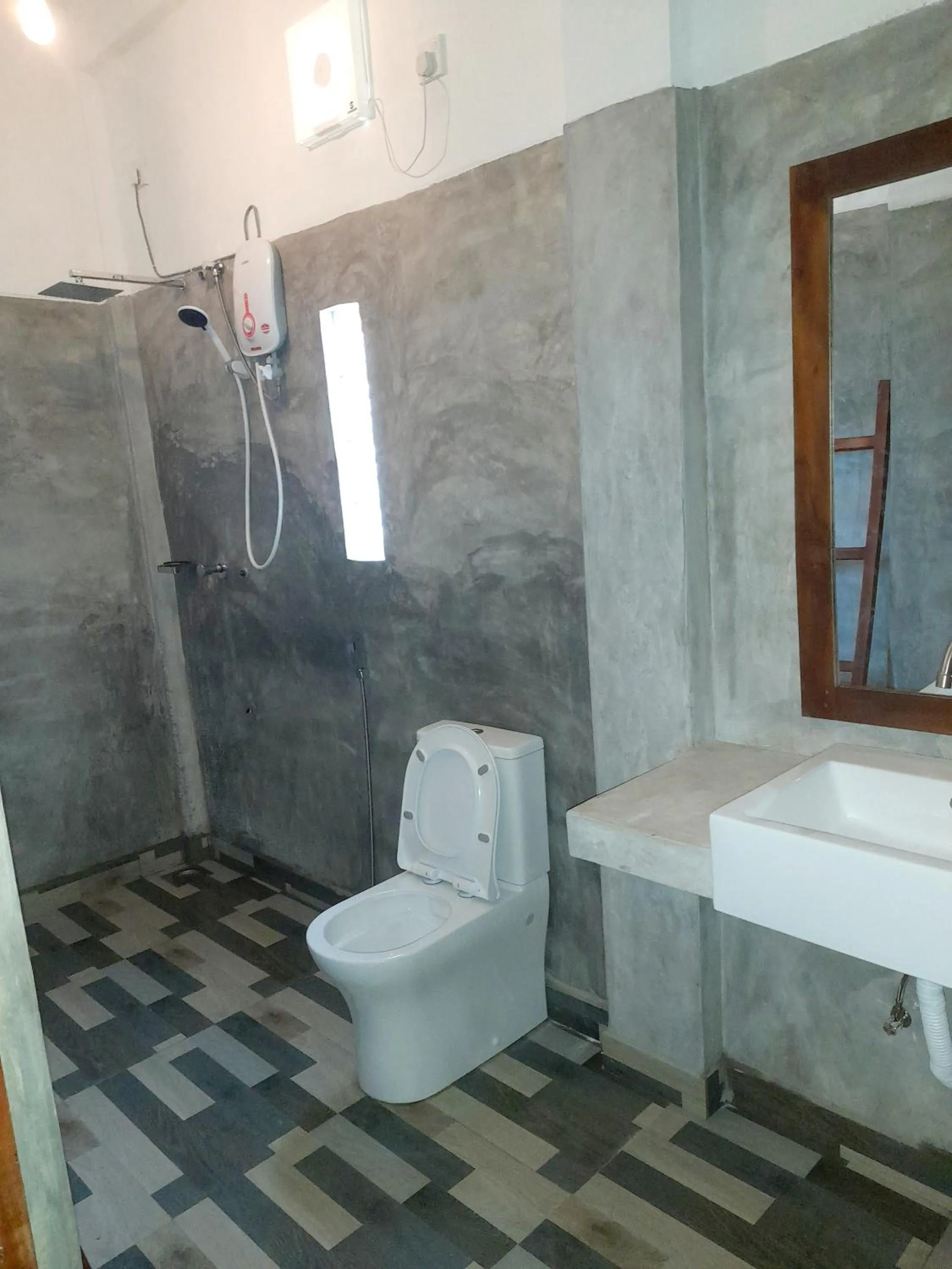 Toilet in Surf Gangs Arugambay