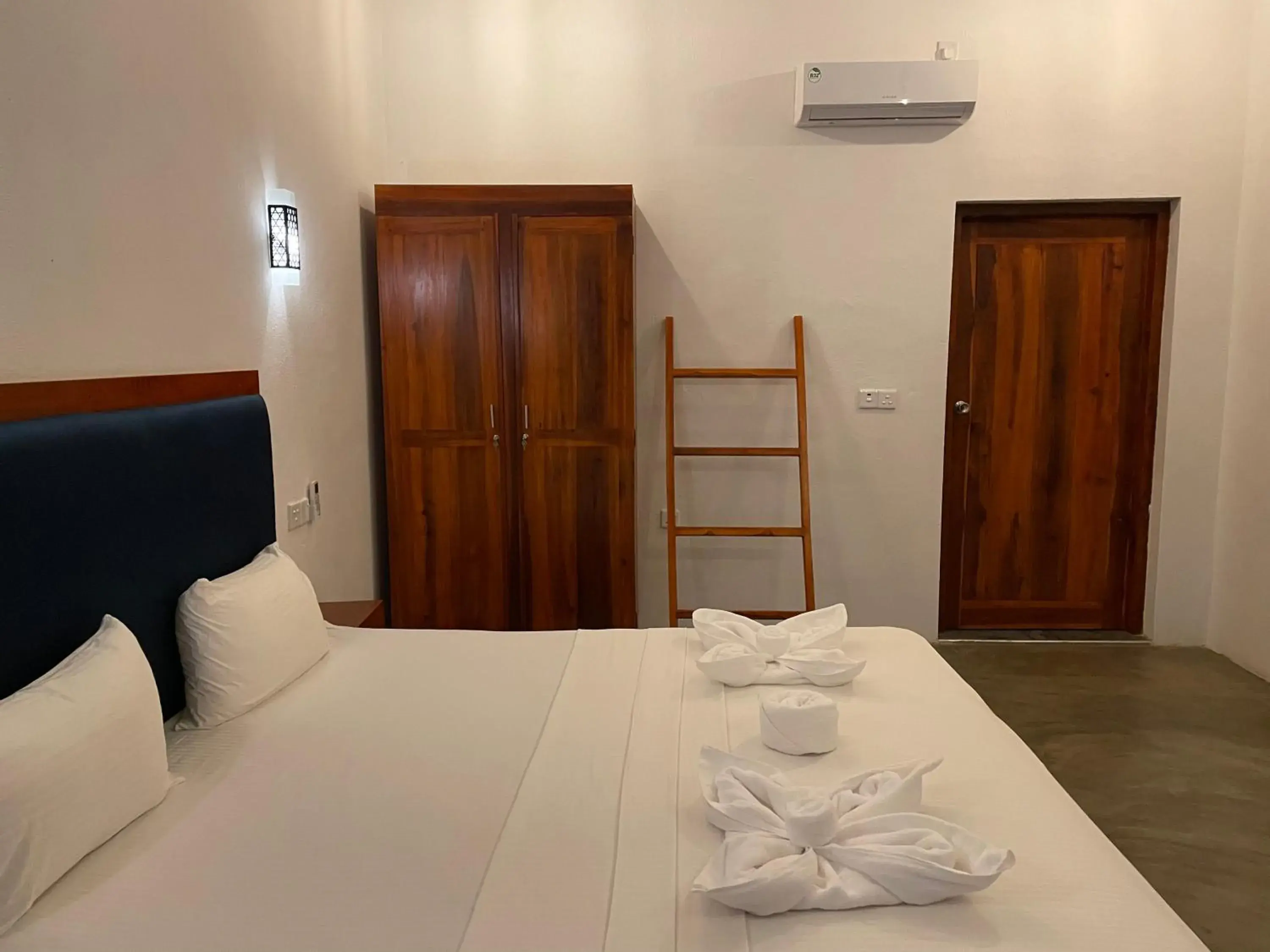 Bed in Surf Gangs Arugambay Bed in Surf Gangs Arugambay